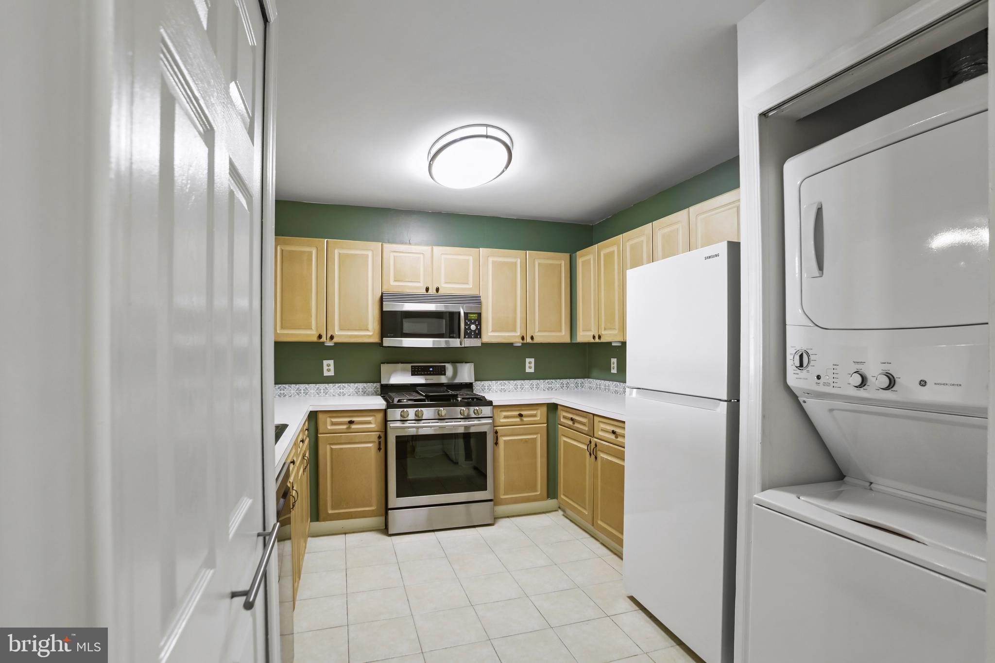 LAKESHORE CONDO - Residential