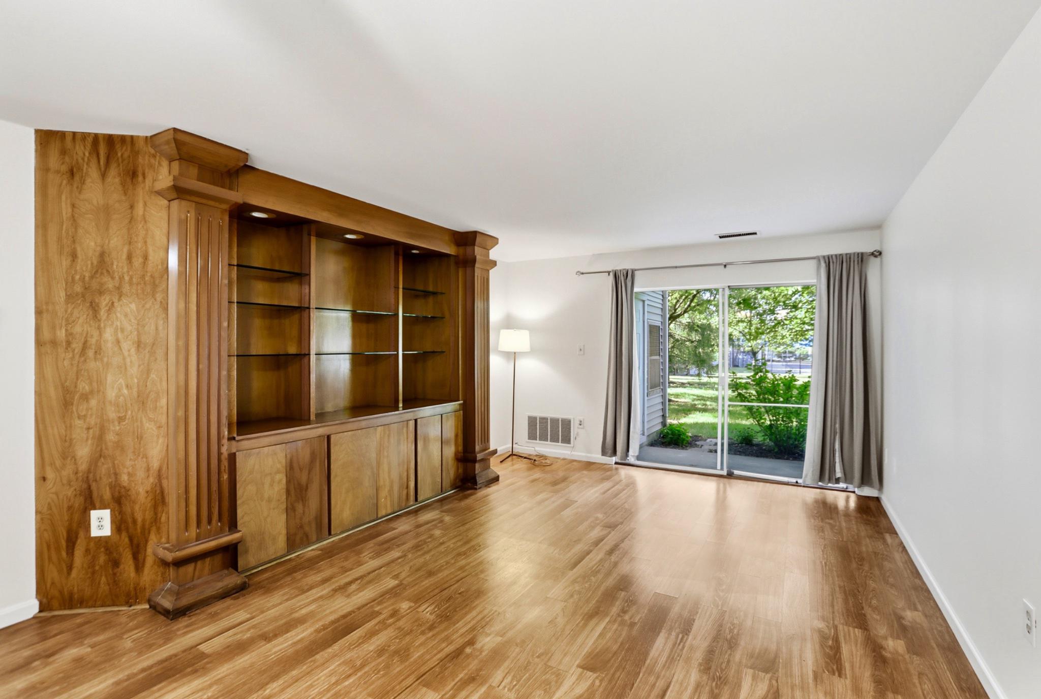 LAKESHORE CONDO - Residential