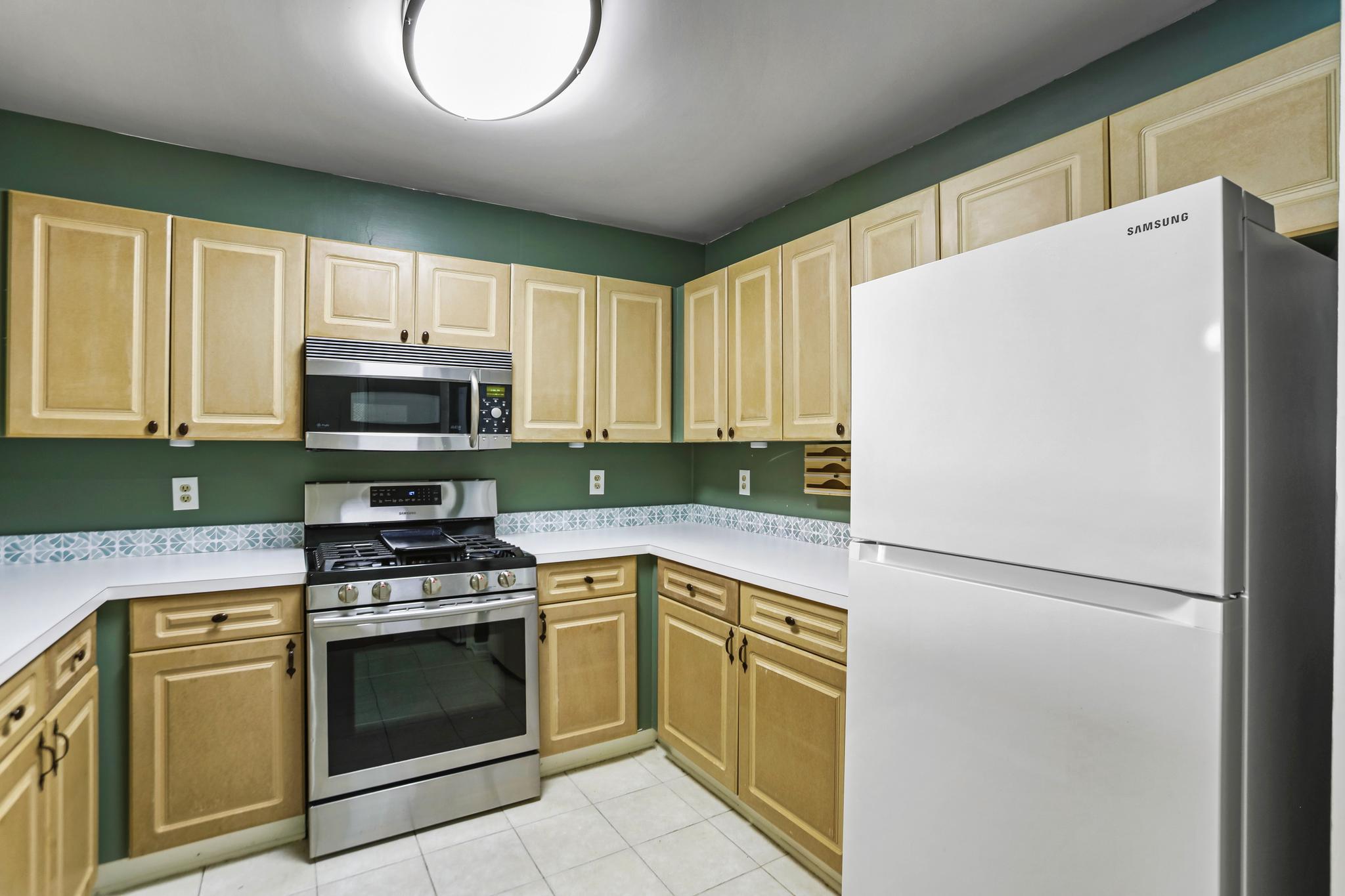 LAKESHORE CONDO - Residential