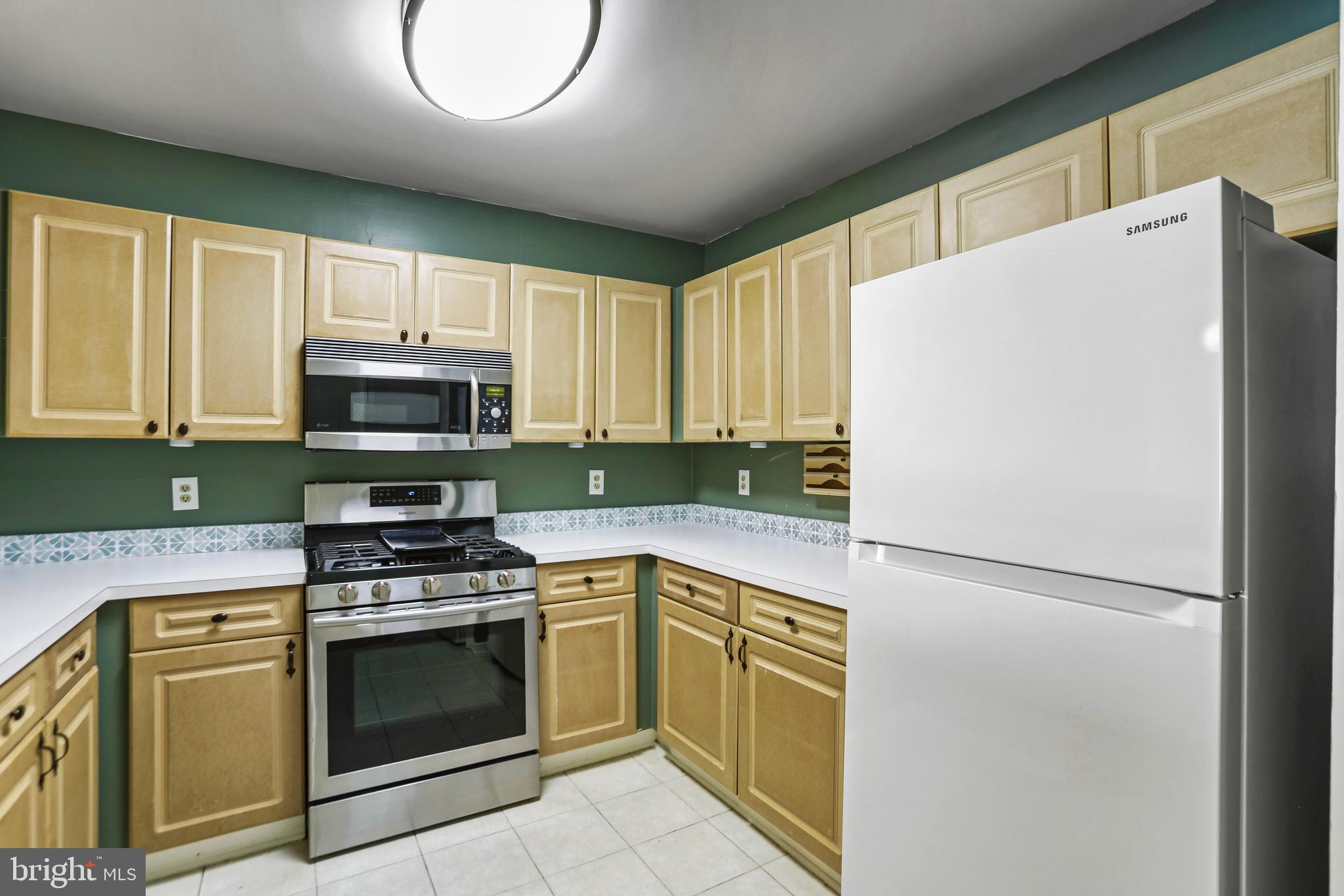 LAKESHORE CONDO - Residential