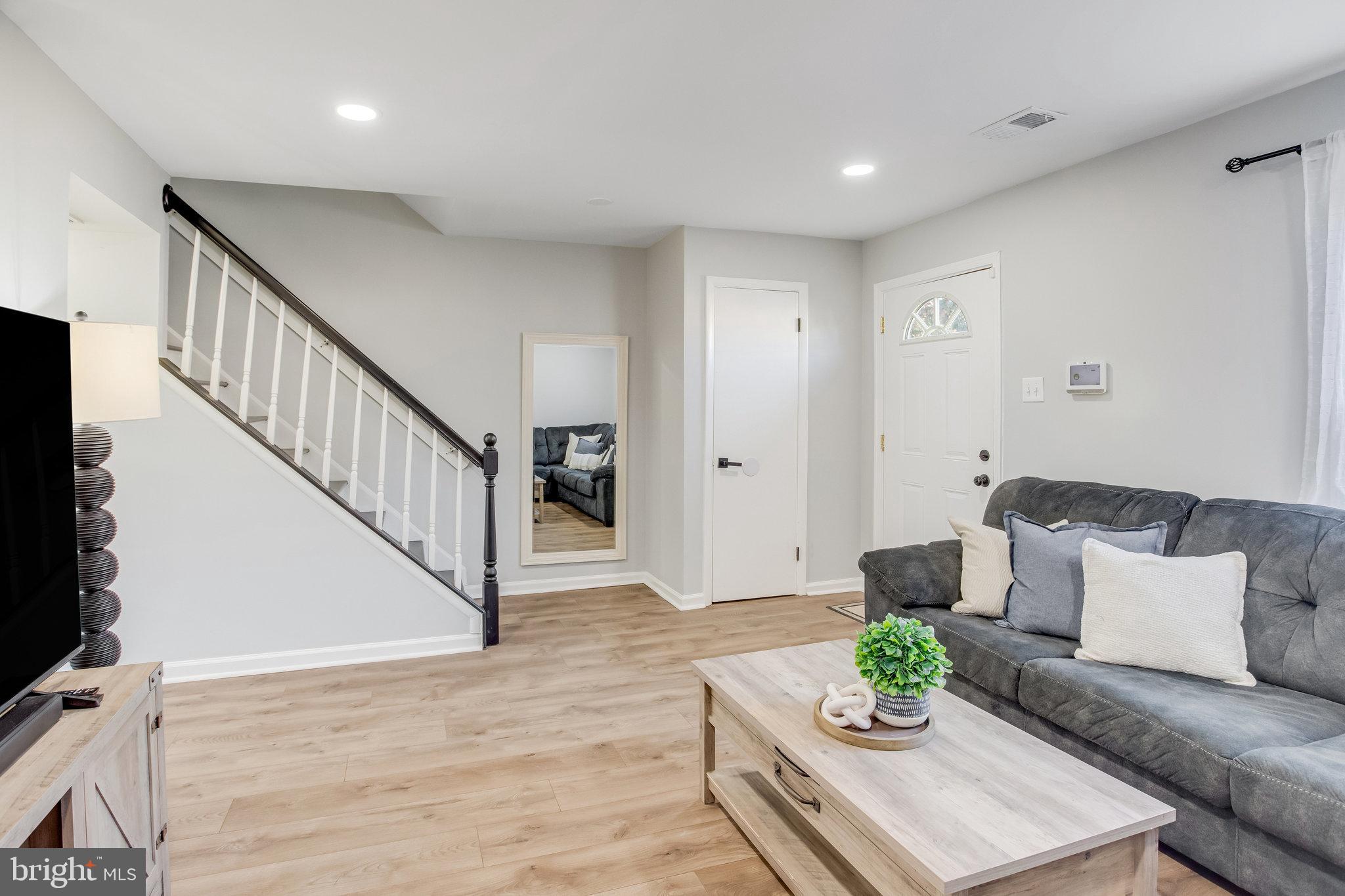 VILLAGE GATE - Residential