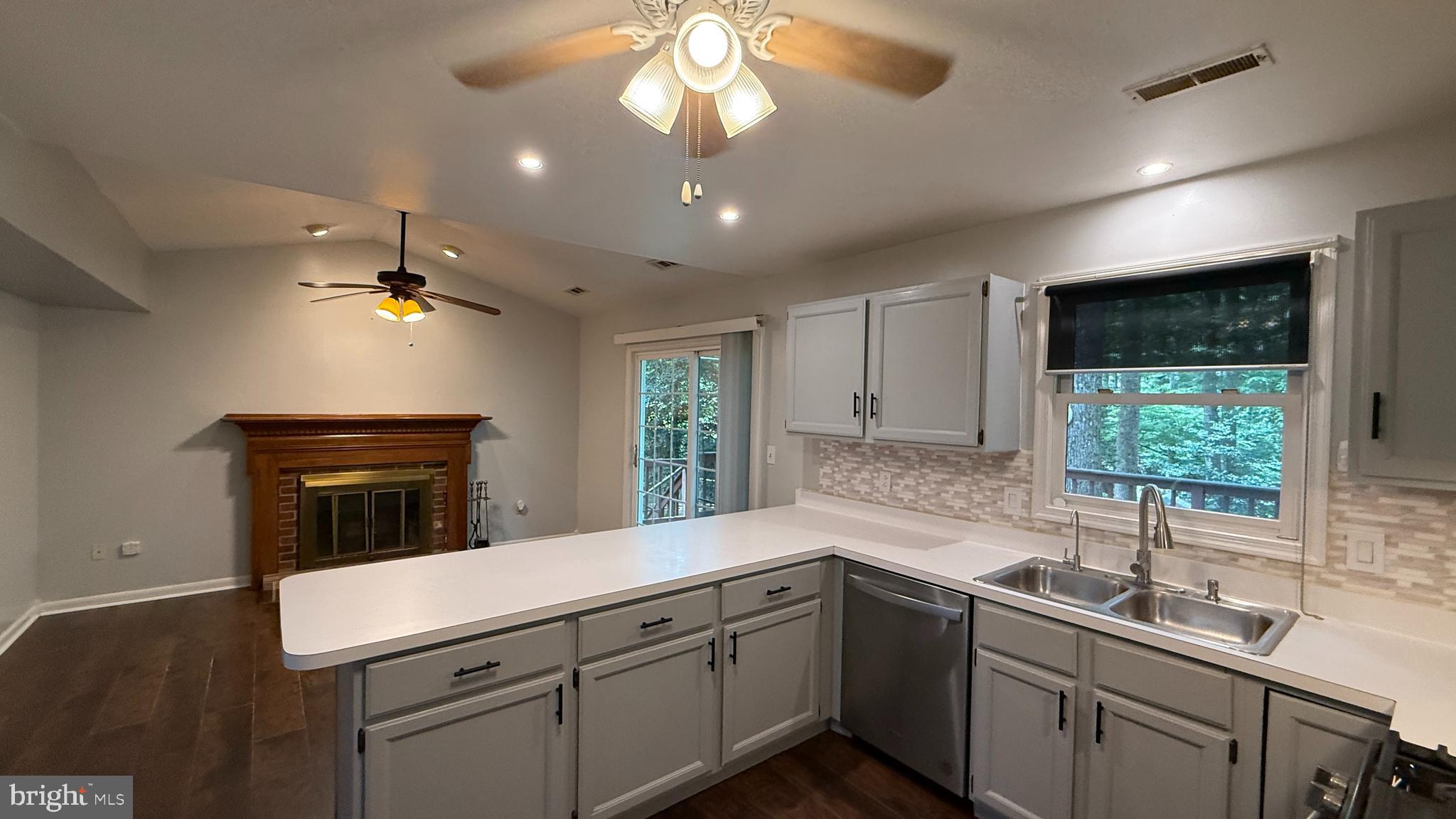 HOLLEYBROOKE - Residential Lease