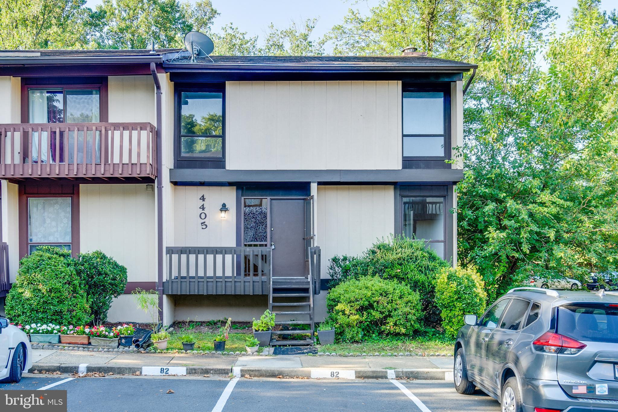 Bright and spacious end unit townhouse in the heart of Annandale. Close distance to shopping and minutes to major commuting routes. 3 BR, 3.5 Baths. 3 finished levels. Kitchen that opens into dining room w/ small deck overlooking back yard. Family Room w/ fireplace and extra multipurpose room in the lower level. Three bedrooms with two full baths on the upper level. Primary bathroom w/ double vanity, soaking tub, and separate stand up shower. Two assigned parking spots and visitor parking near by. Move in READY! No pets.