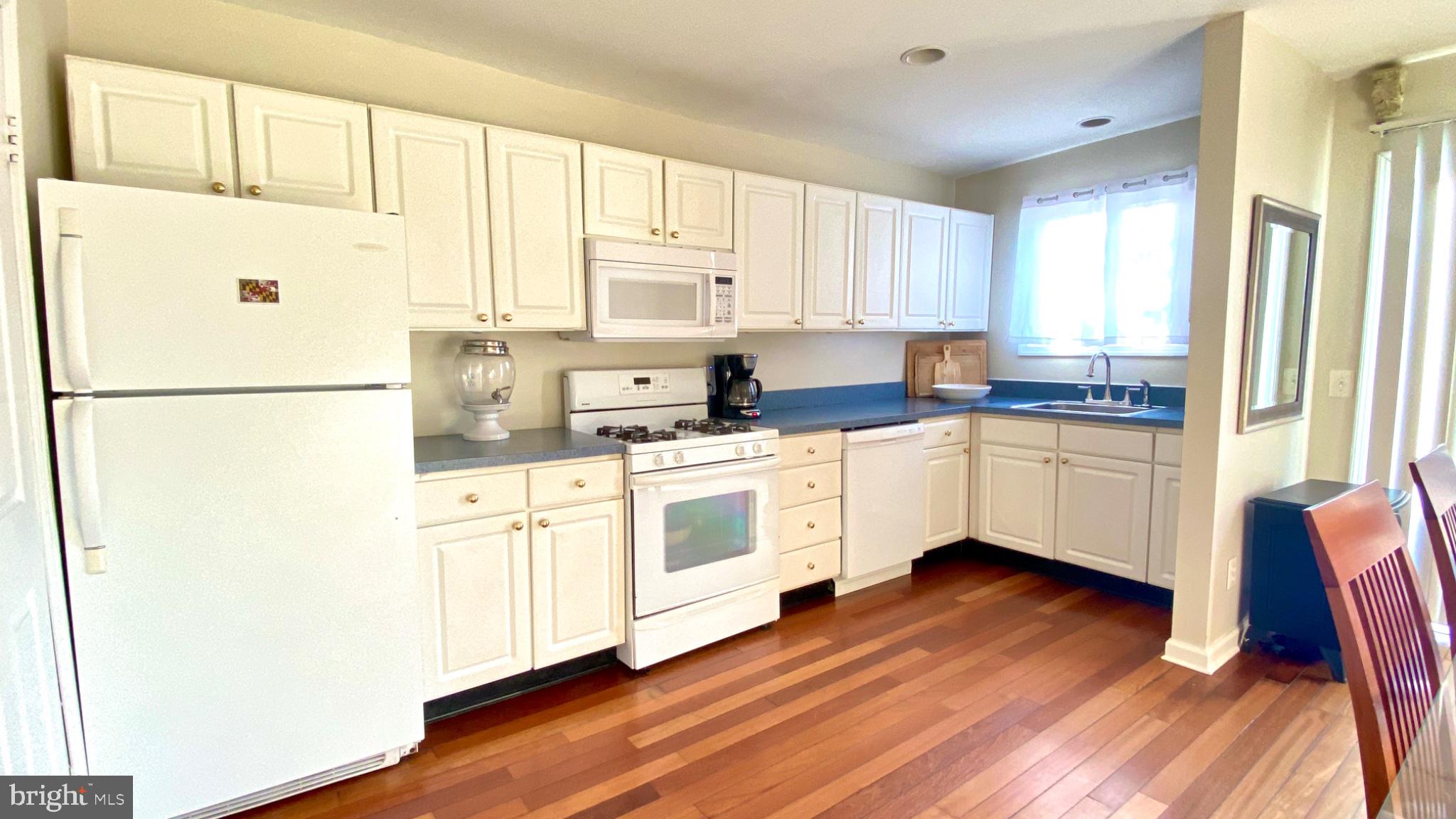 1004 IRIS AVENUE