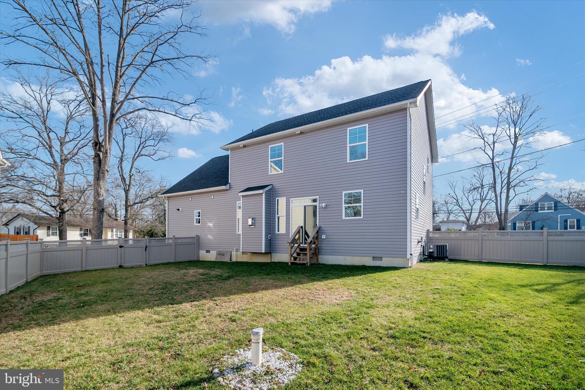 WOODLAND BEACH - Residential