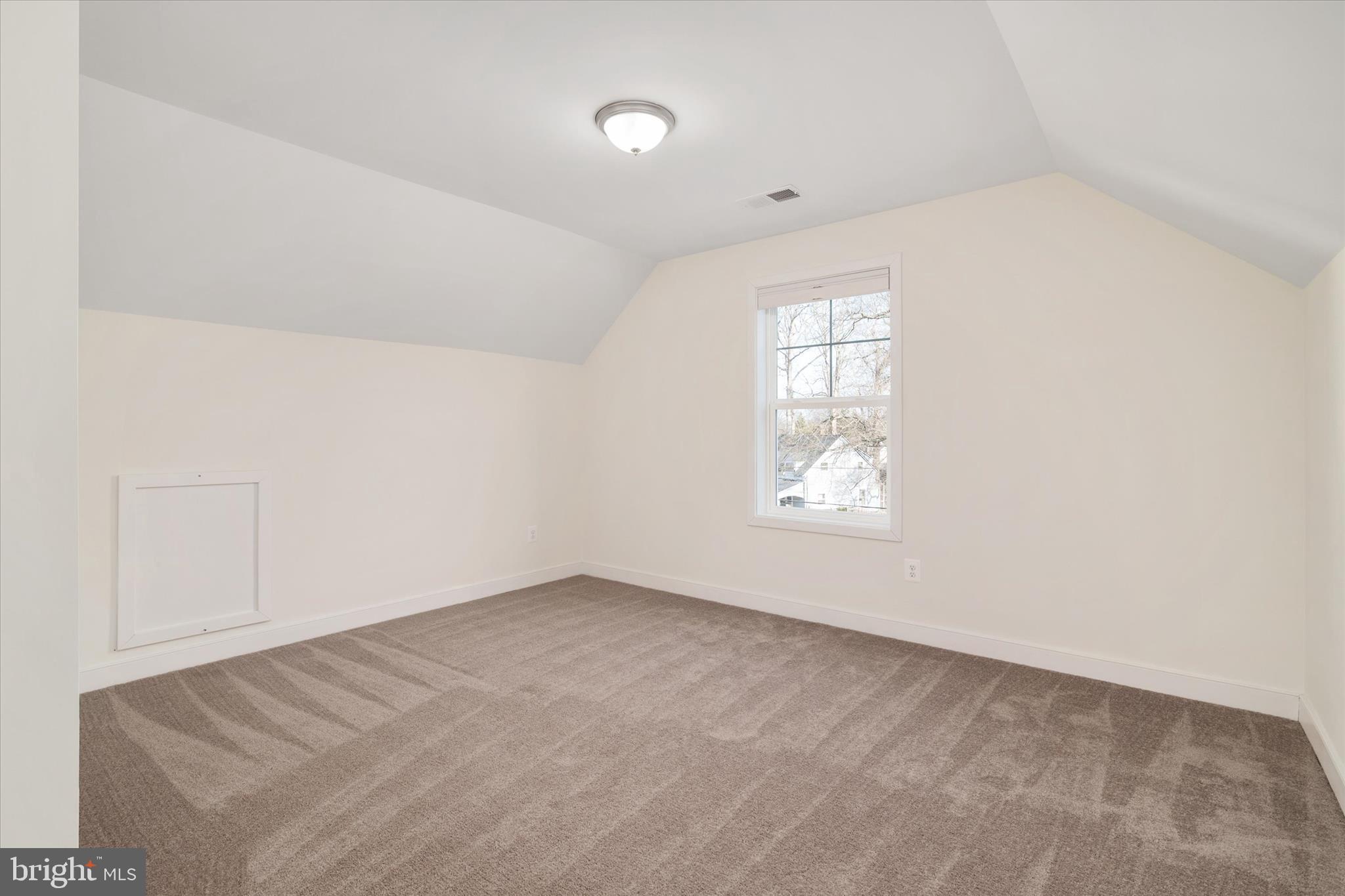 WOODLAND BEACH - Residential