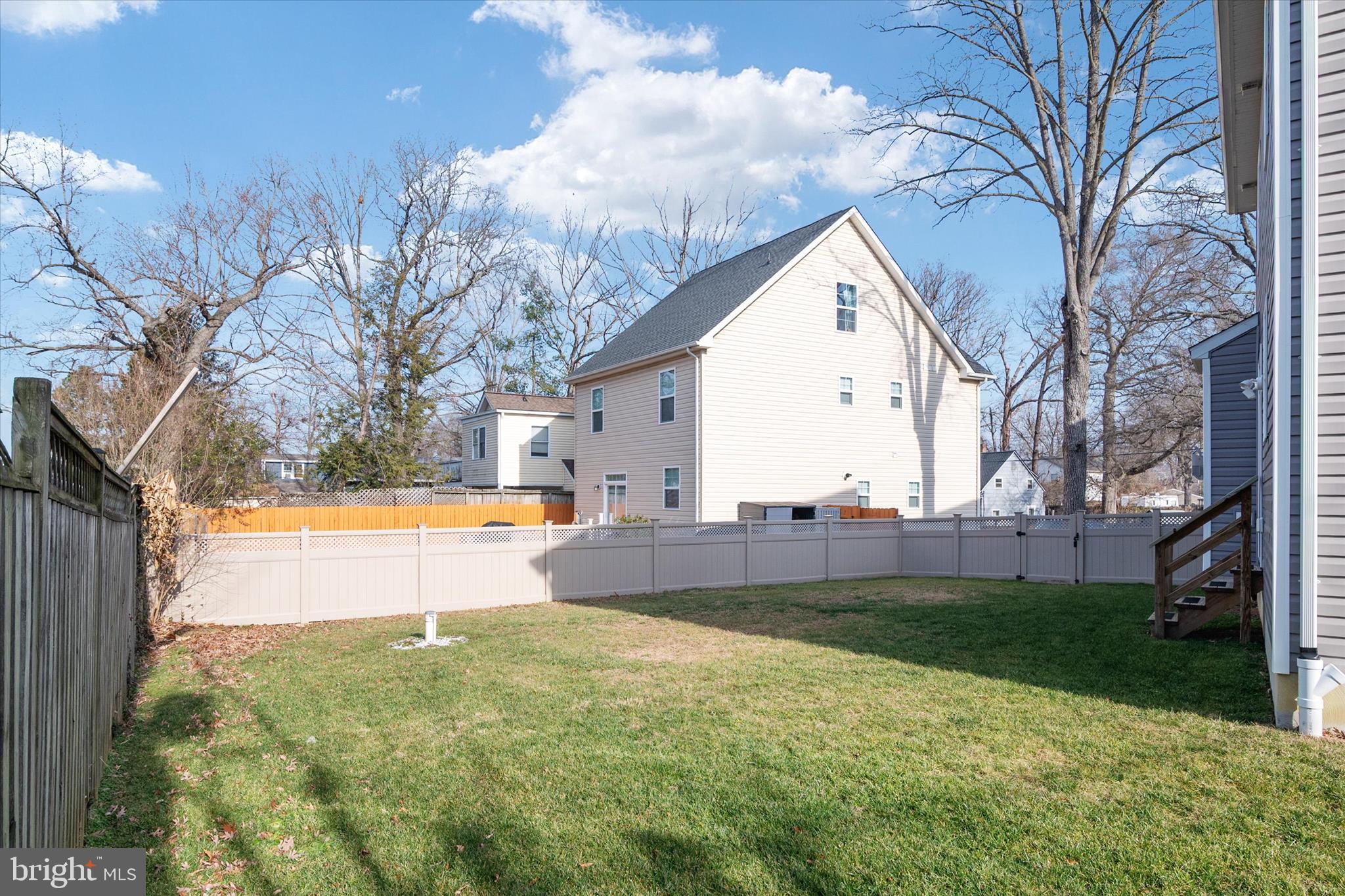 WOODLAND BEACH - Residential