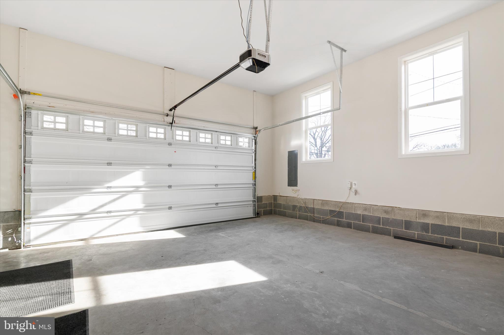 WOODLAND BEACH - Residential