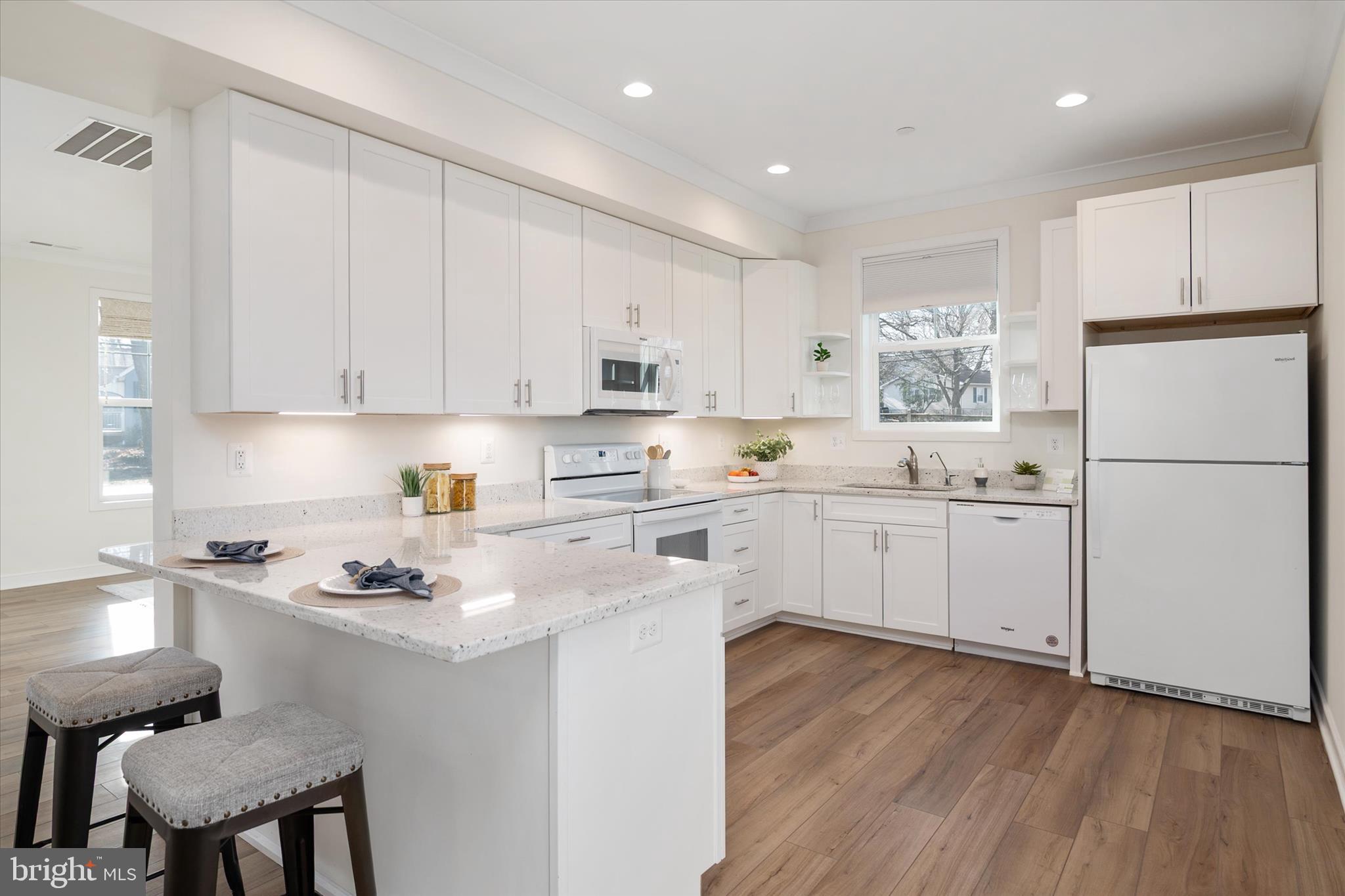 WOODLAND BEACH - Residential