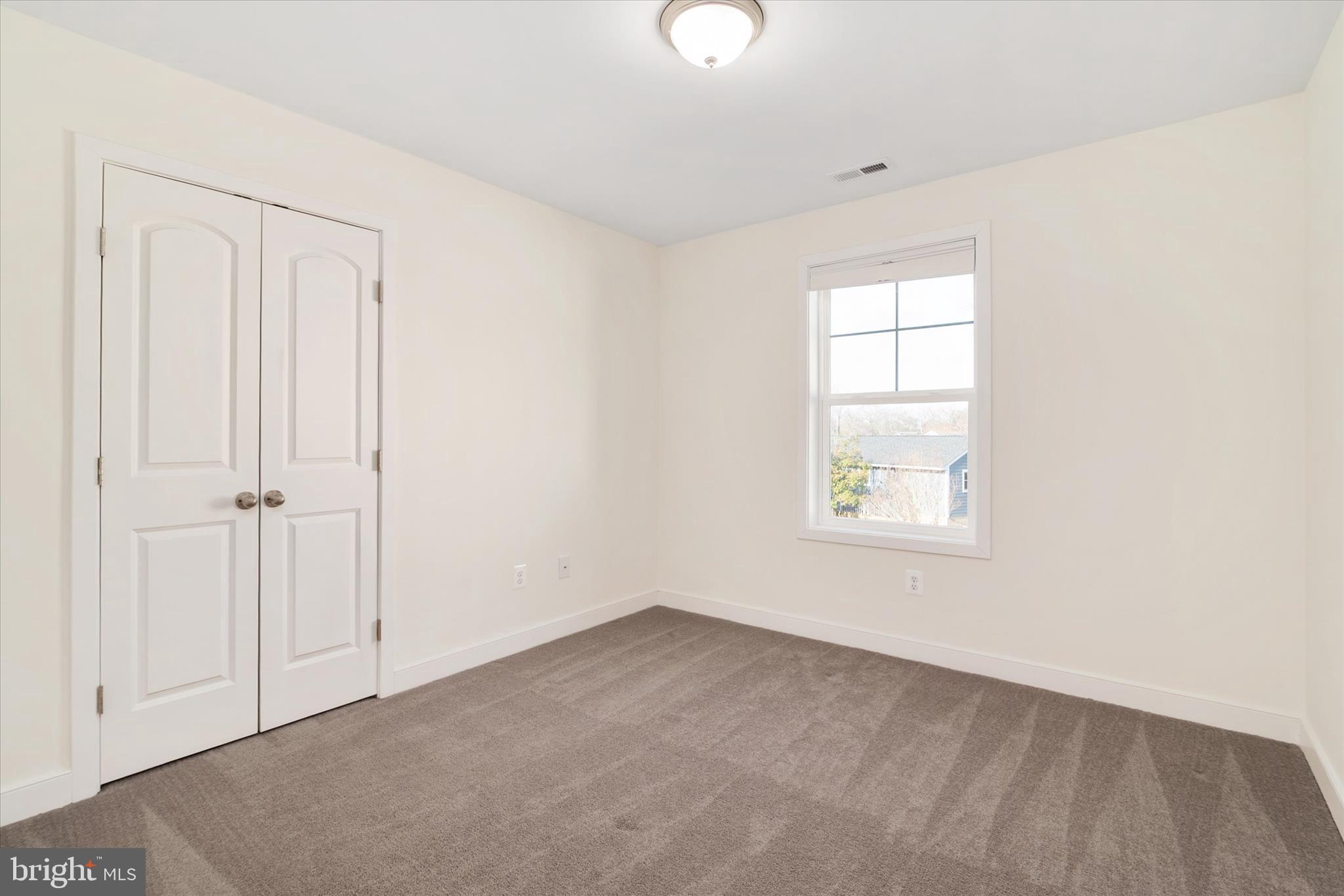 WOODLAND BEACH - Residential