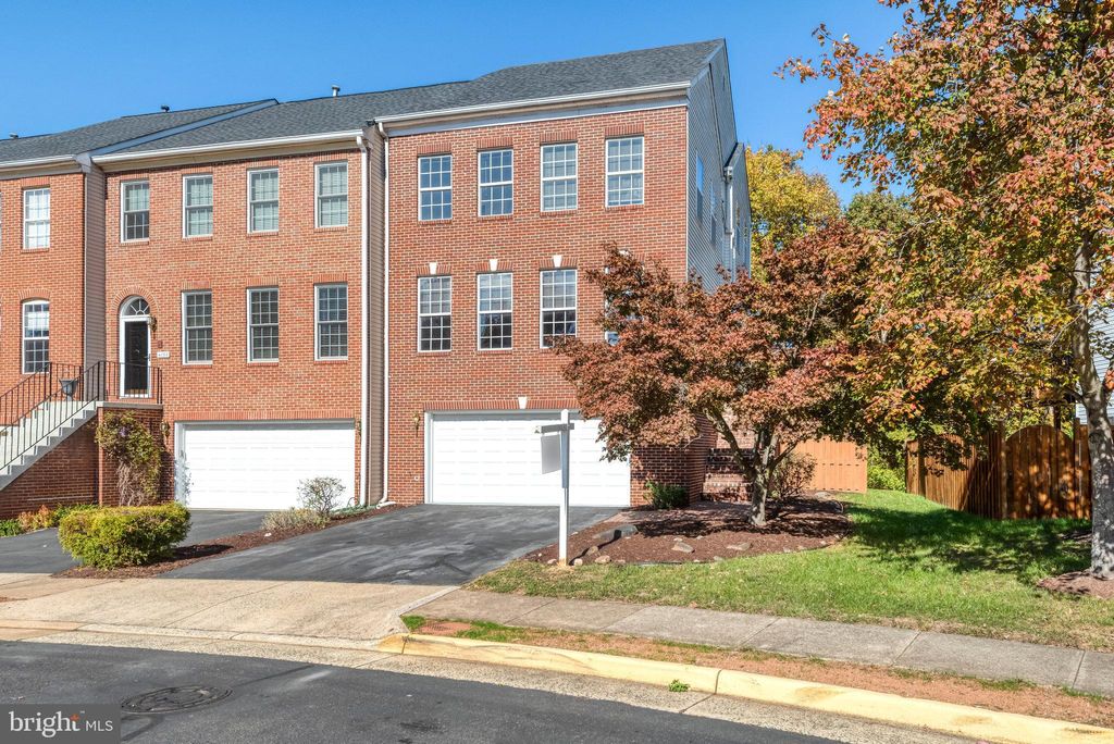 Photo of 4737 Great Heron Circle, FAIRFAX, VA 22033 (MLS # VAFX2276274)