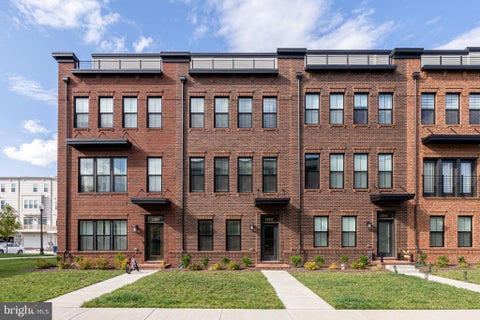 Townhouse For Rent - 22812 Tawny Pine Square<br/> BRAMBLETON, VA 20148