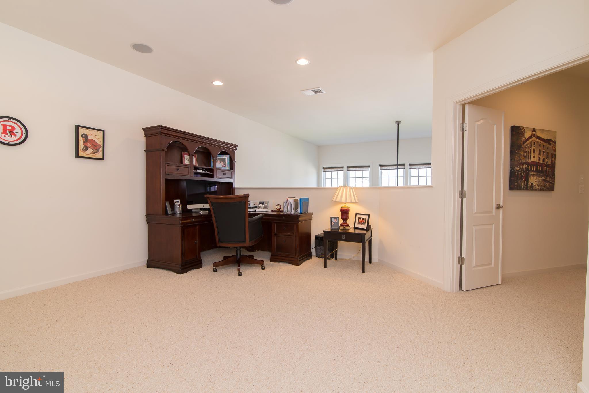 KENSINGTON SQUARE - Residential Lease