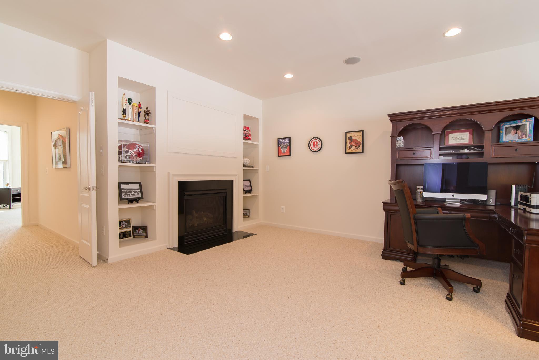 KENSINGTON SQUARE - Residential Lease