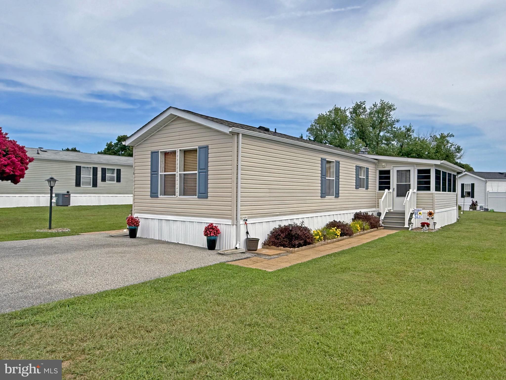 16 SUNNYFIELD ROAD E-10