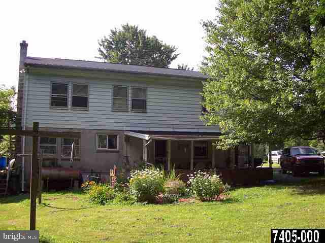 Large home 2 of the 4 brs have attached bonus rooms. Alot can be done to this home. Home sits at the end of the lane, very private. Needs some work but a must see for that handyman. Can easily be converted into your afforable dream home.