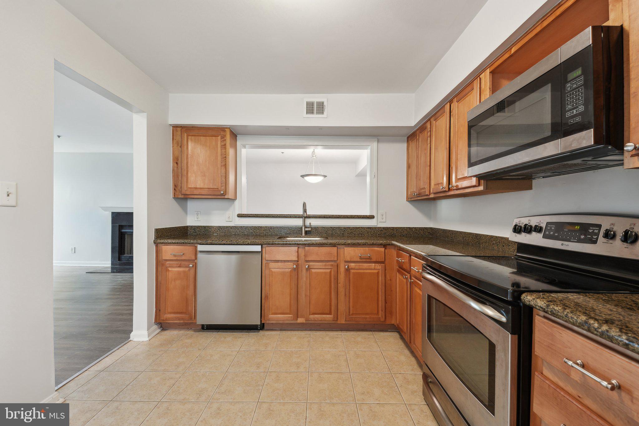 FOUR WINDS AT OAKTON - Residential Lease