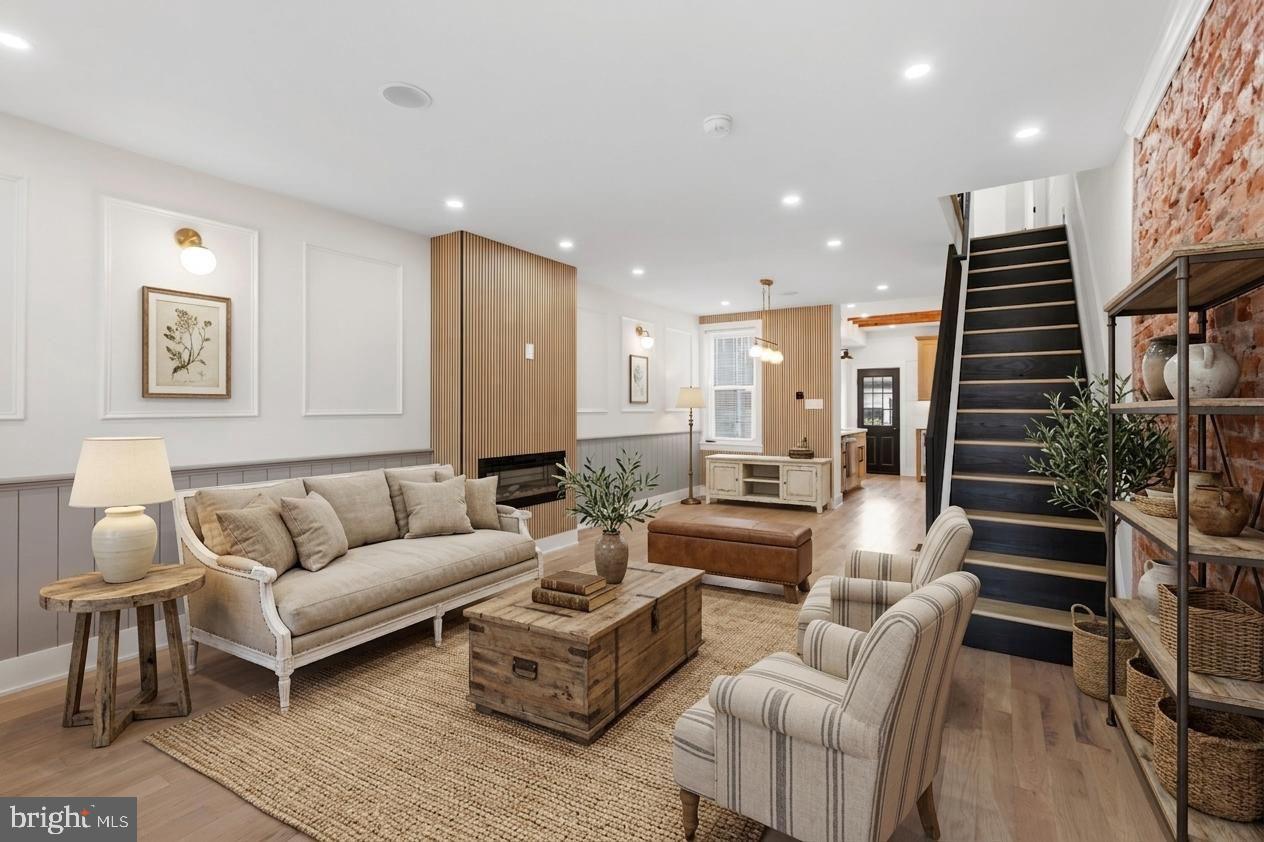 2542 E MONMOUTH STREET