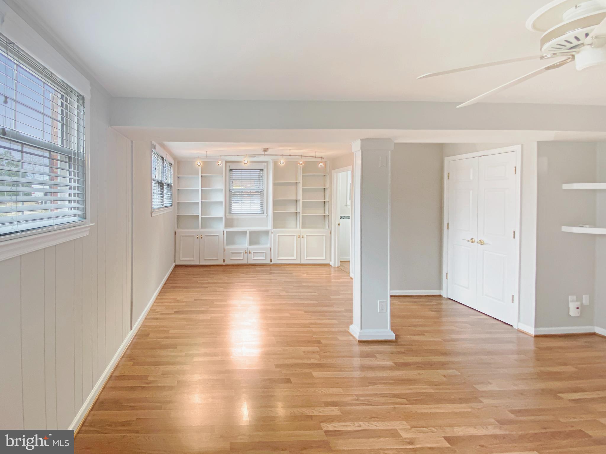 COUNTRY CLUB MANOR - Residential