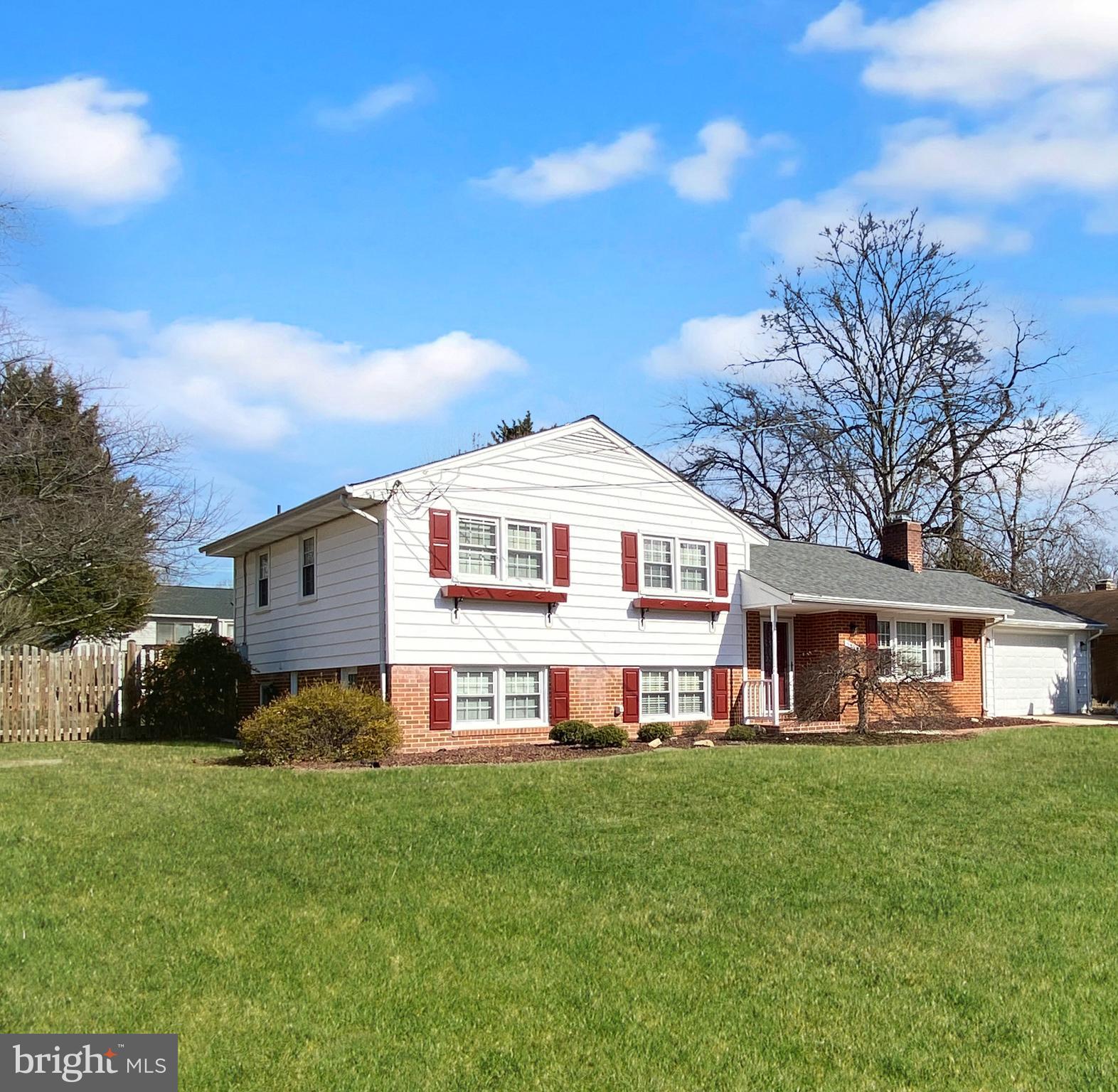 COUNTRY CLUB MANOR - Residential