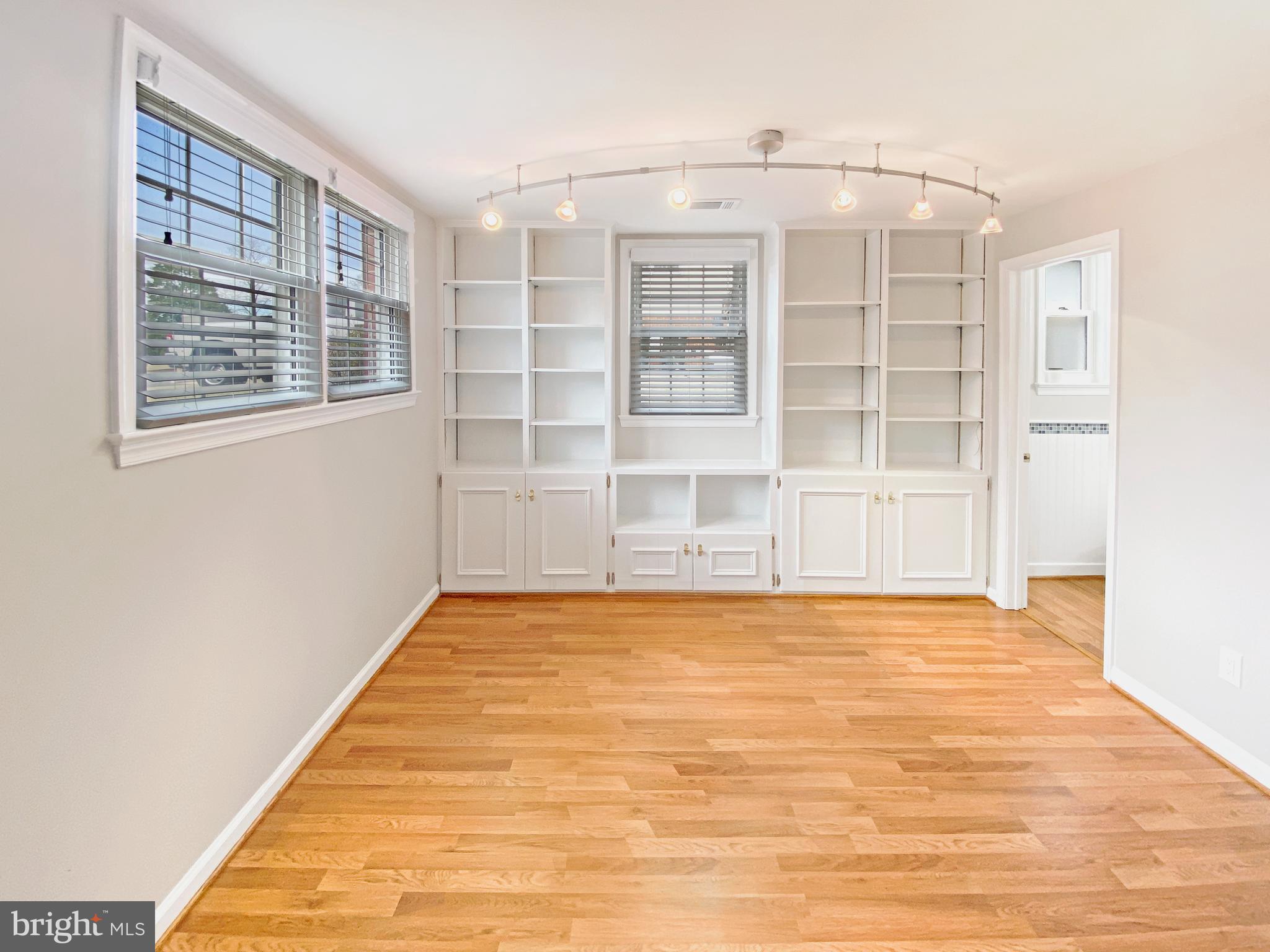 COUNTRY CLUB MANOR - Residential