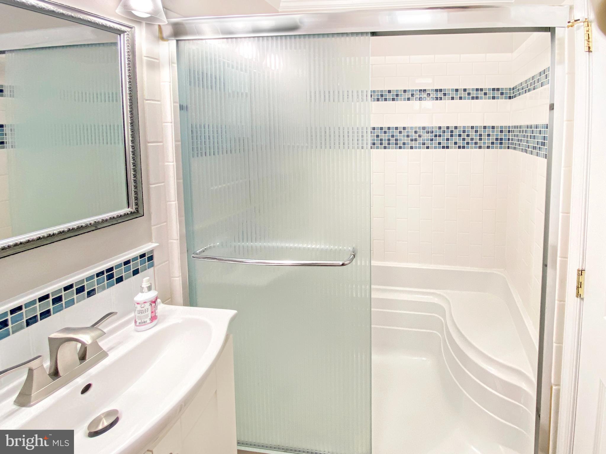 COUNTRY CLUB MANOR - Residential