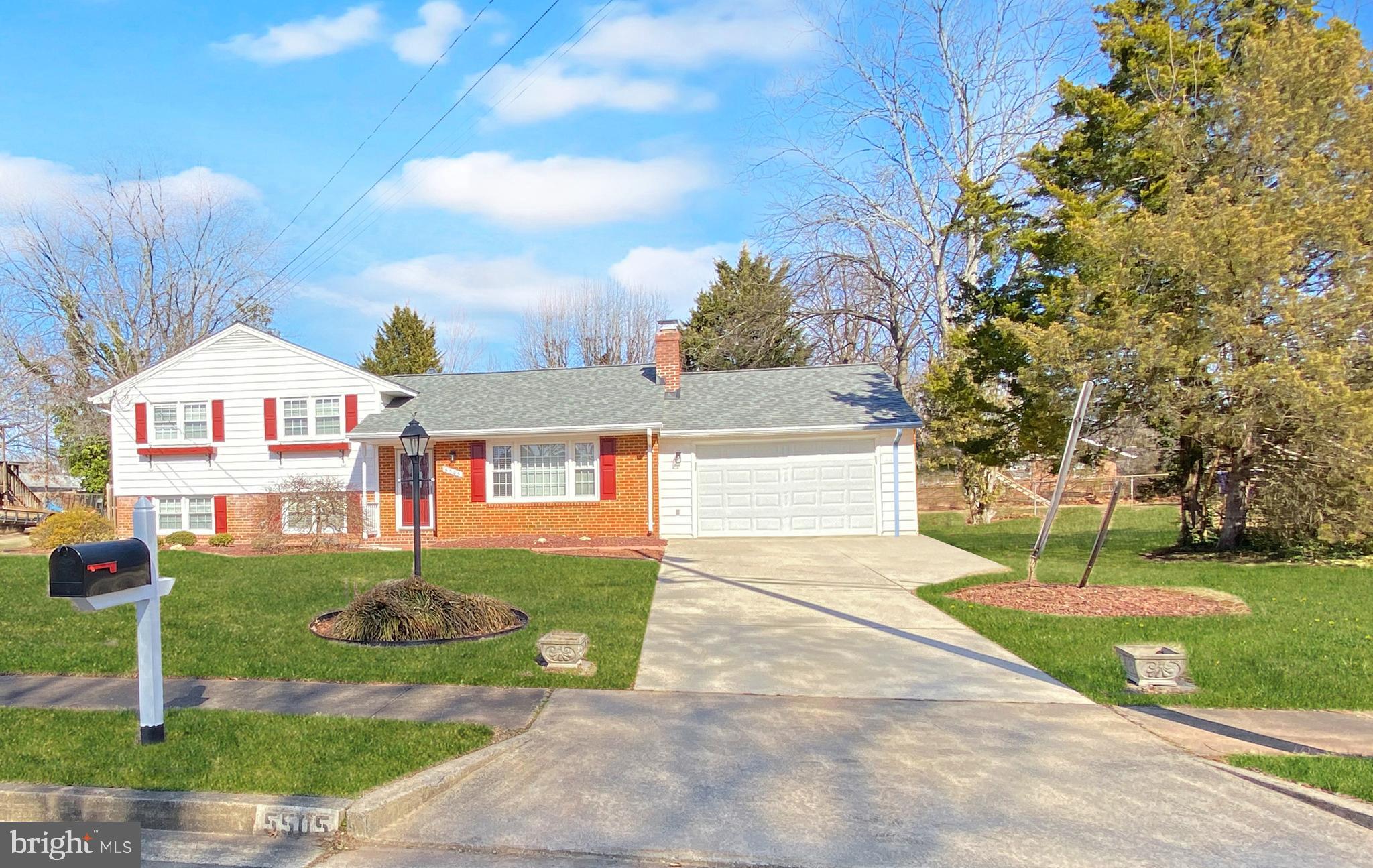 COUNTRY CLUB MANOR - Residential