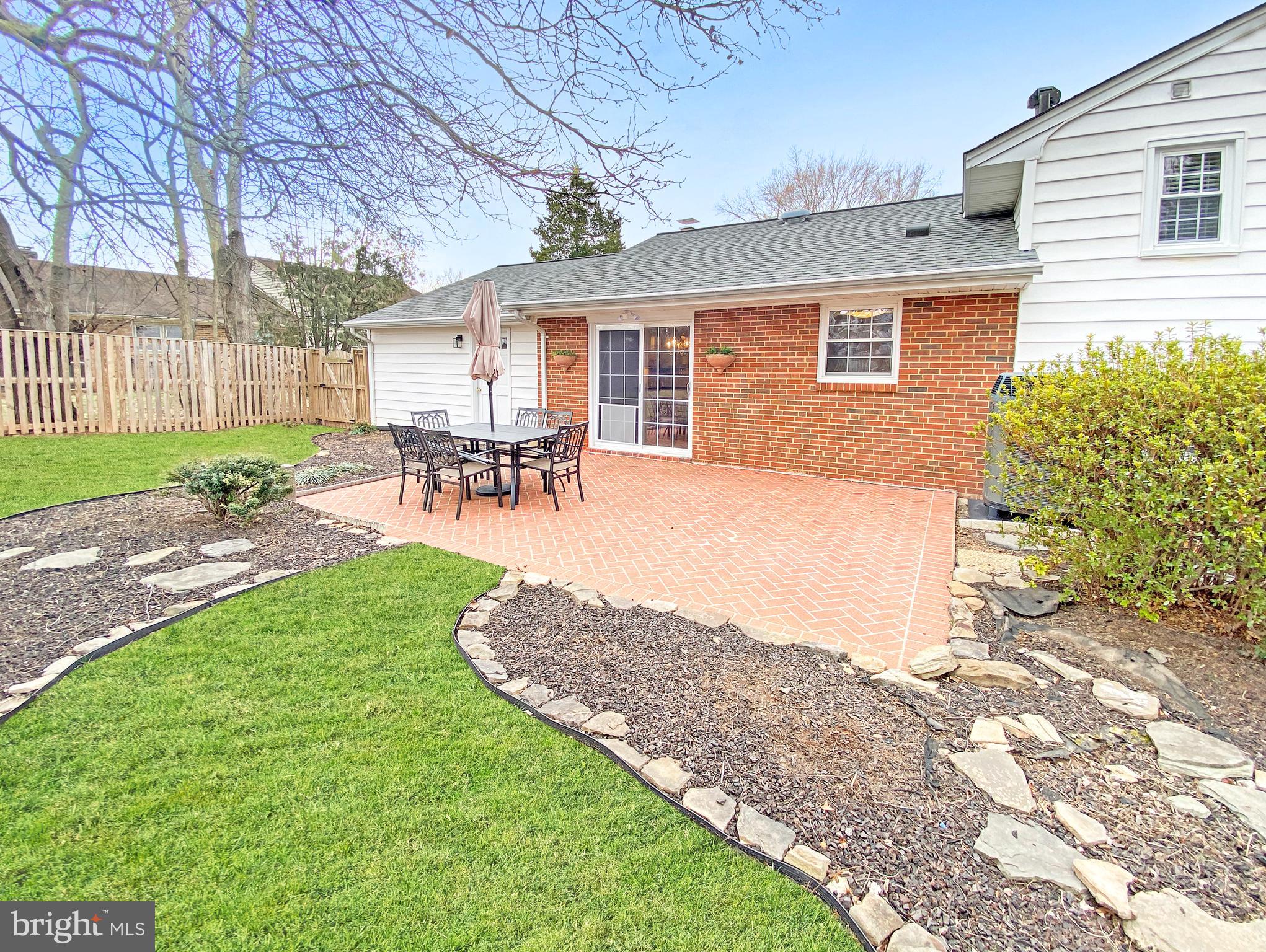 COUNTRY CLUB MANOR - Residential