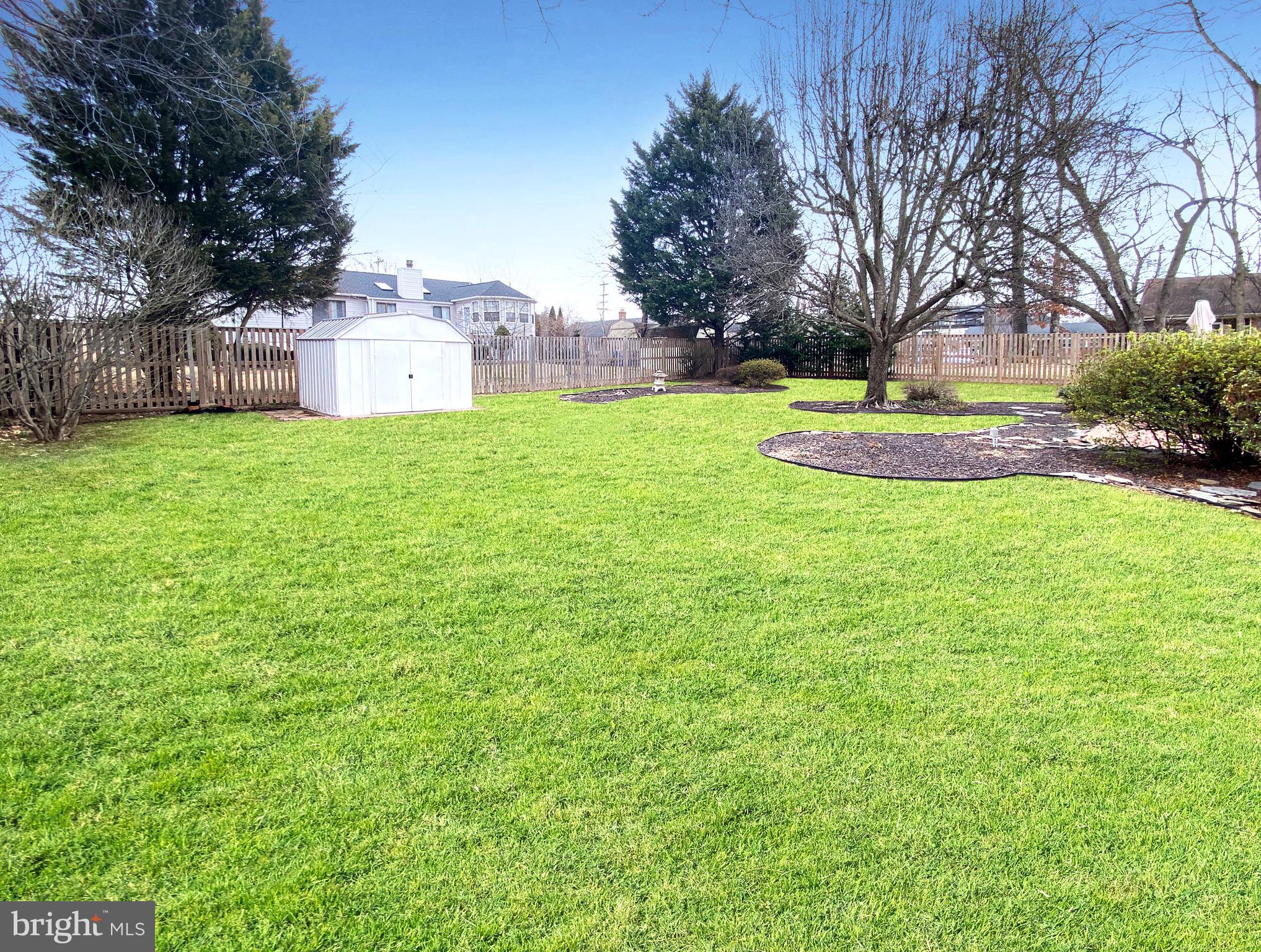 COUNTRY CLUB MANOR - Residential