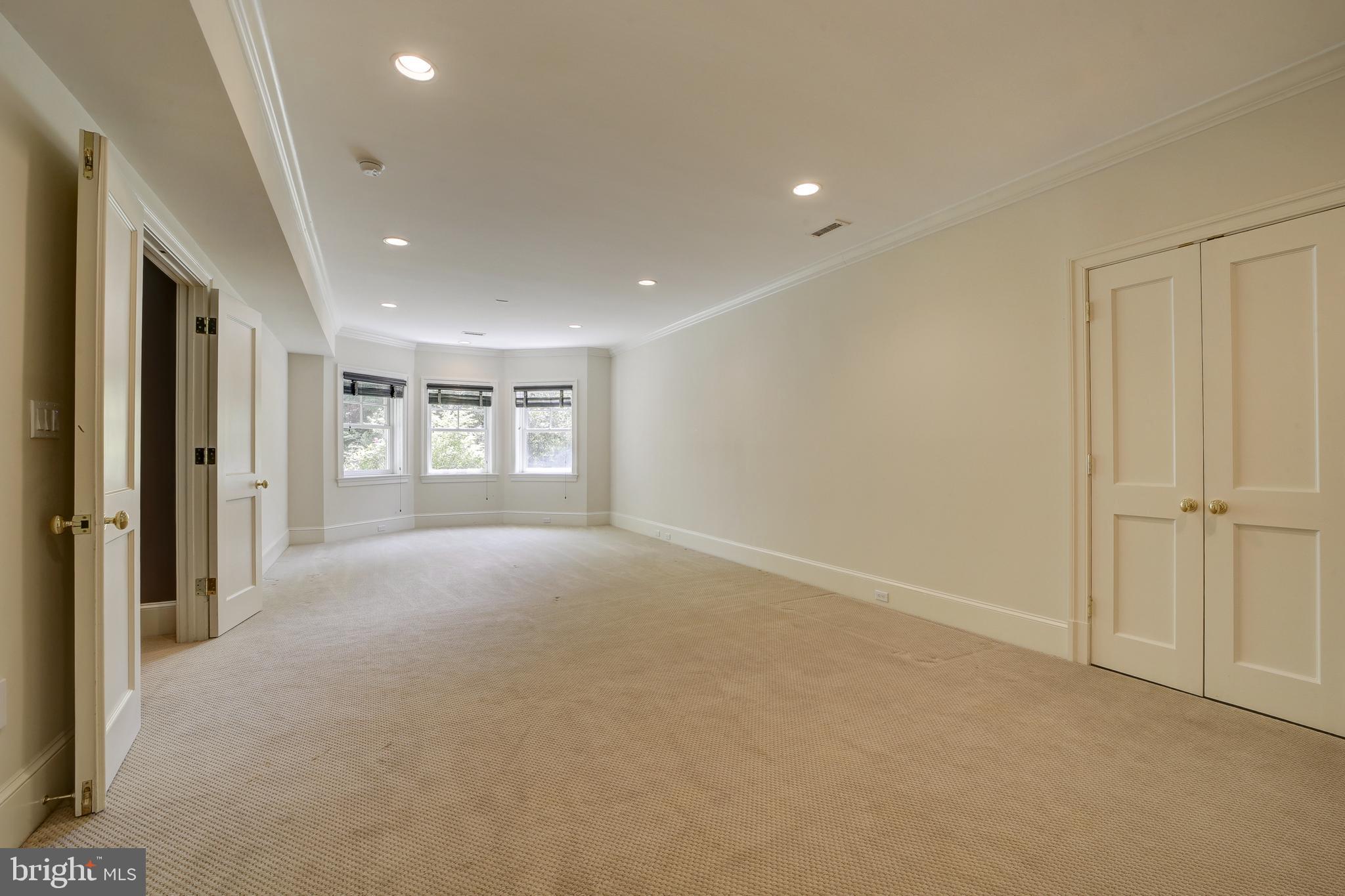 POTOMAC OUTSIDE - Residential
