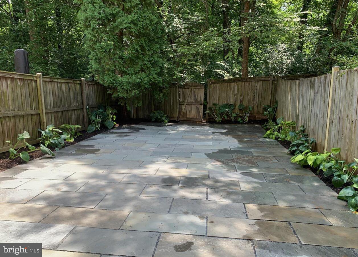 INVERNESS KNOLLS - Residential Lease