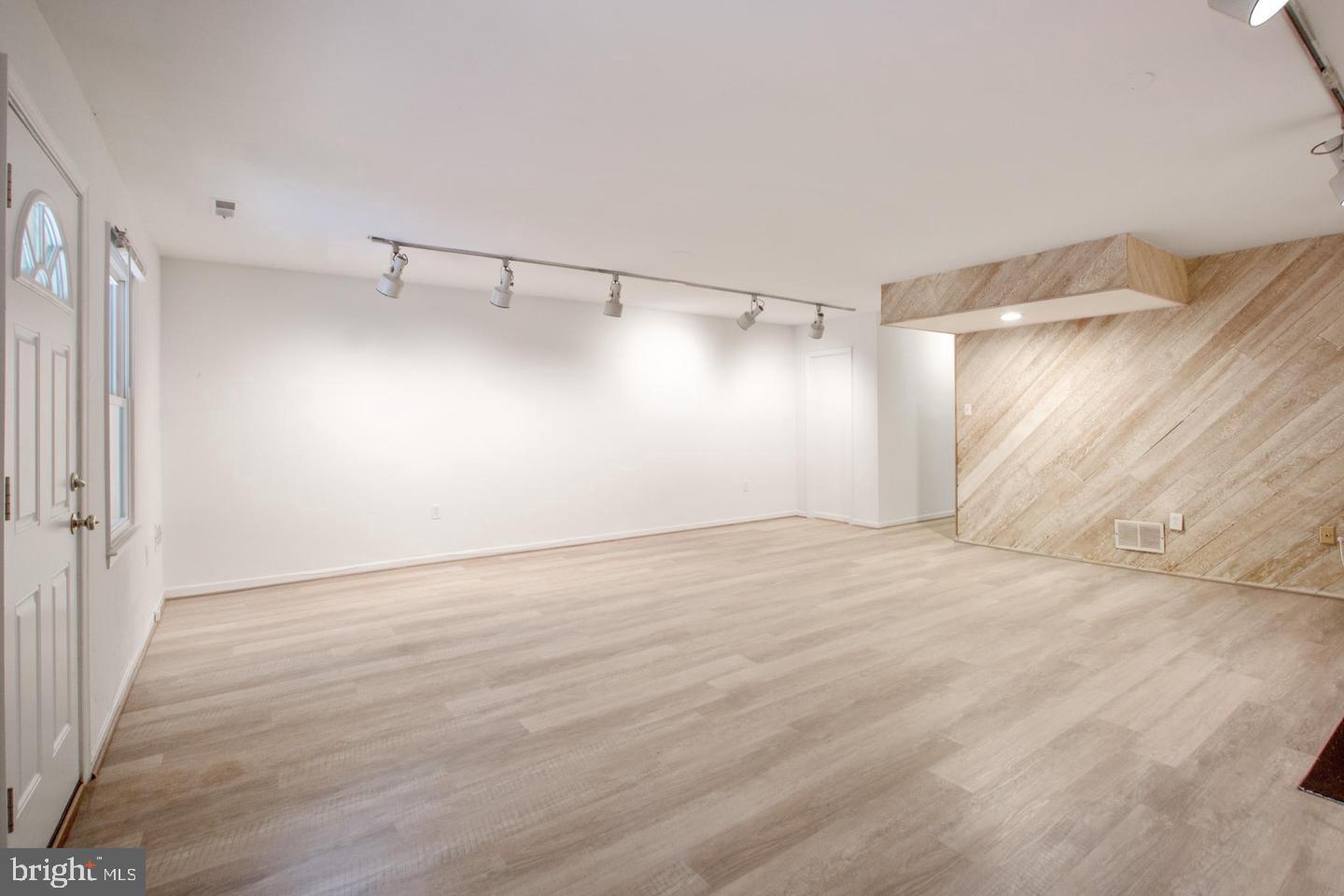 INVERNESS KNOLLS - Residential Lease