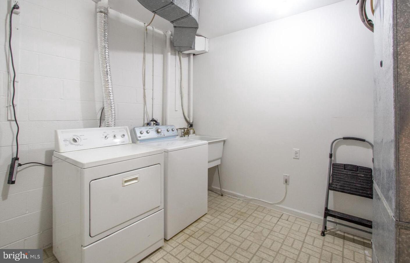 INVERNESS KNOLLS - Residential Lease