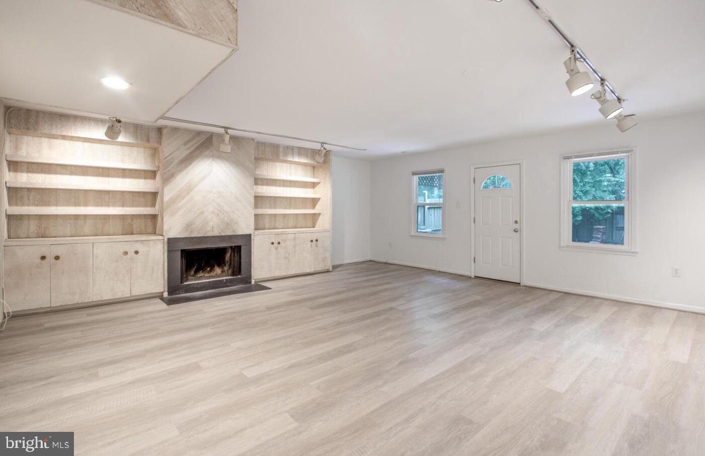 INVERNESS KNOLLS - Residential Lease