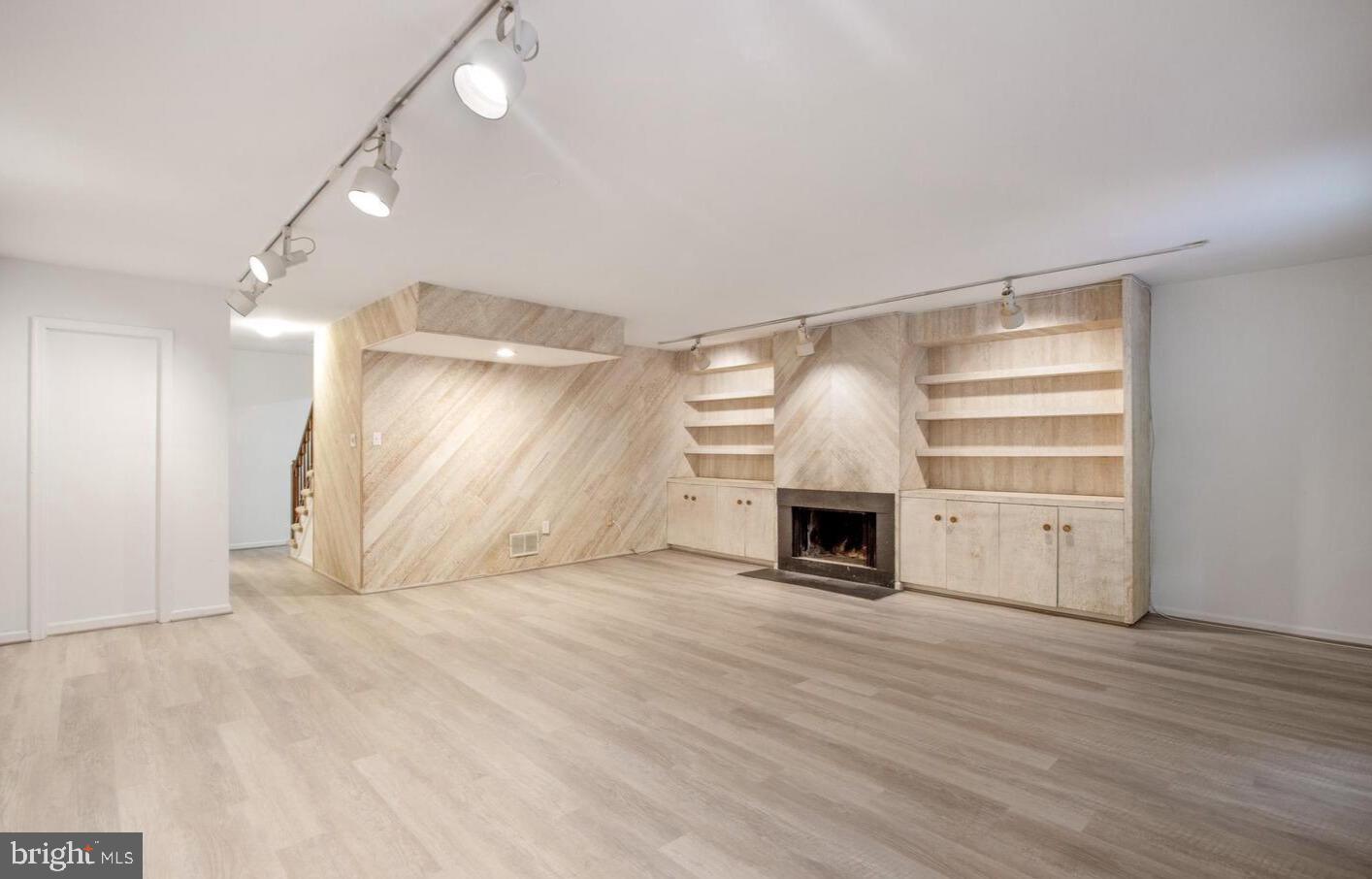 INVERNESS KNOLLS - Residential Lease