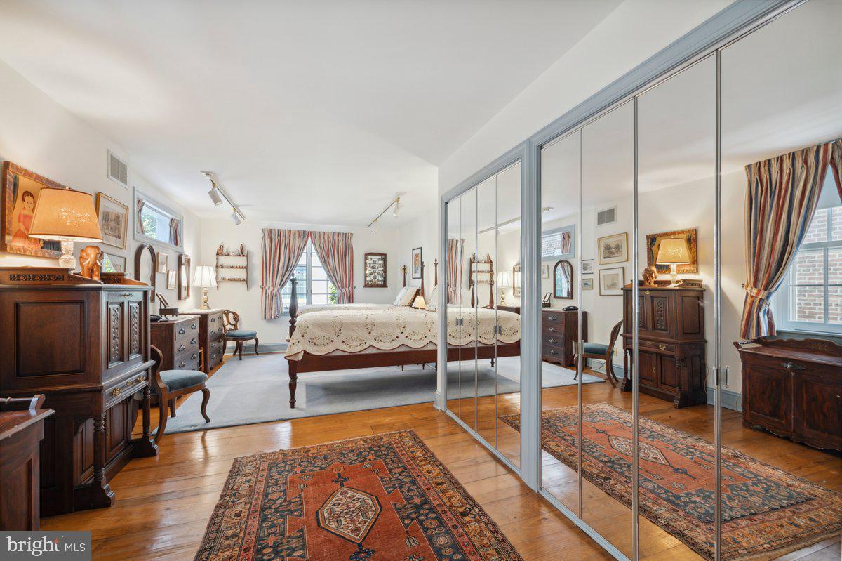 SOCIETY HILL - Residential