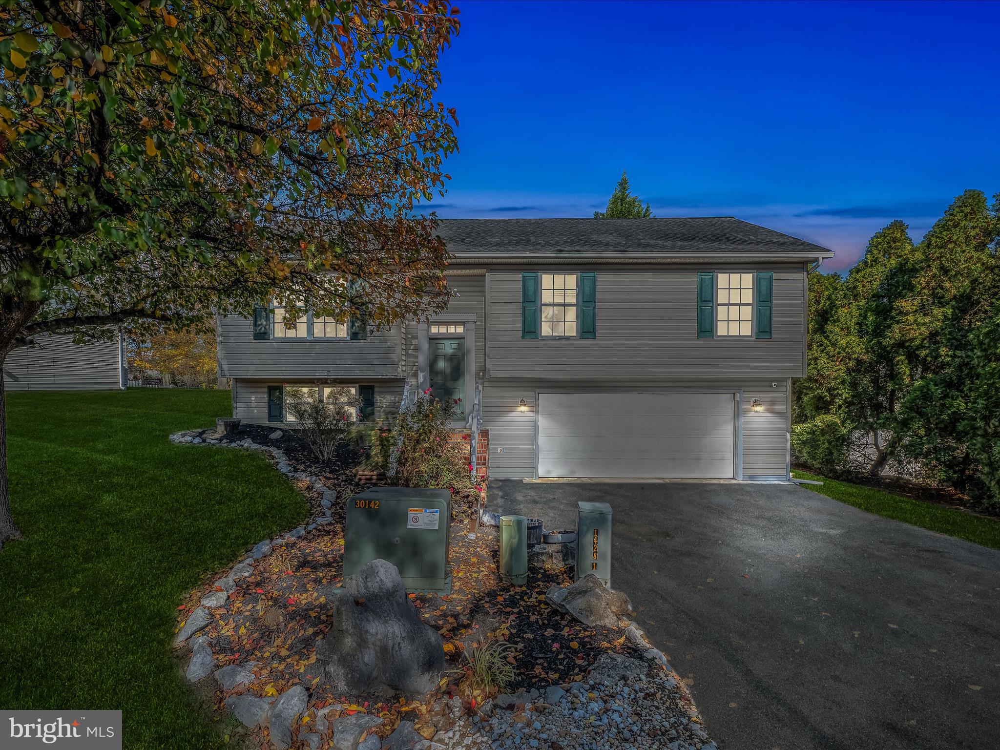 Don’t miss this opportunity to live in the highly desirable Dry Run Commons neighborhood! Conveniently located just off Rock Cliff Dr, this 3-bedroom, 3-bath home features an inviting open floor plan with vaulted ceilings connecting the living, dining, and kitchen areas. The main level offers seamless access to bedrooms and bathrooms, while the finished lower-level family room includes an additional bathroom, laundry closet, and access to a double garage. Additional items to note: new roof in 2024, natural gas heating & cooking, natural gas hookup available for the water heater.
The spacious backyard offers endless possibilities to create your dream outdoor living space. With plenty of paved parking out front and lovely community amenities like walking paths, a playground, and a basketball court, this home provides both comfort and convenience.
This is your chance to make this charming property your own – schedule a tour today