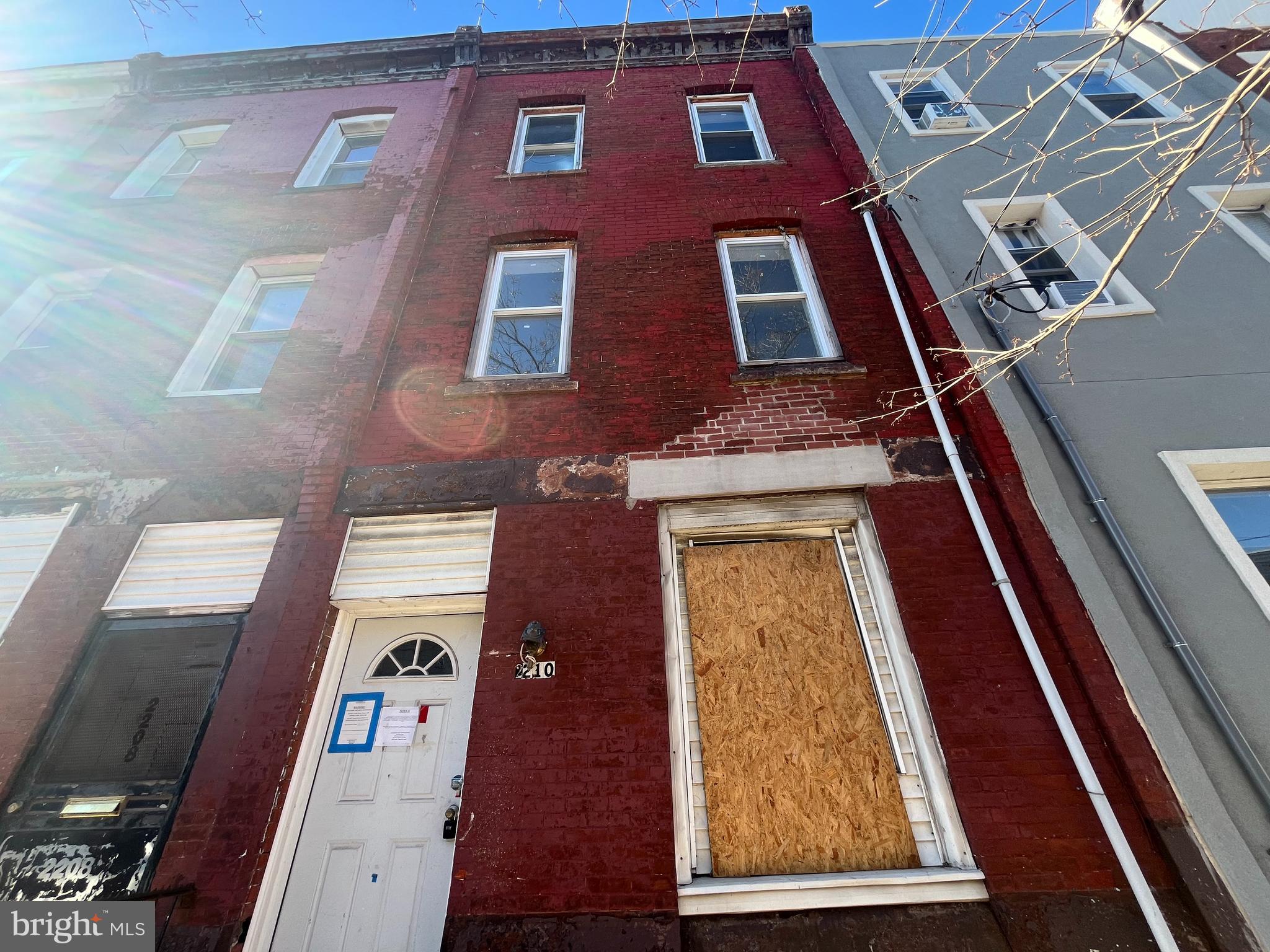 Main image without alt text