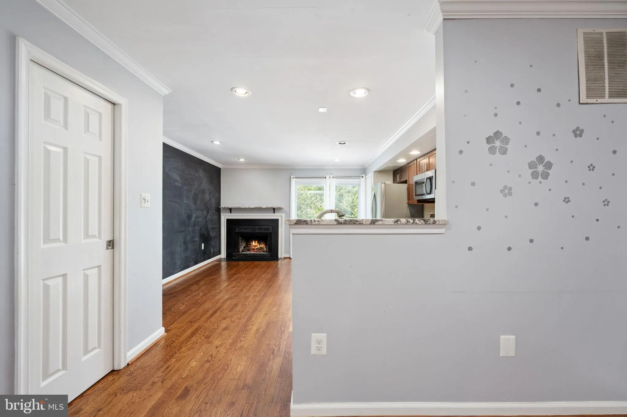 Woodbridge, Virginia 22192, United States, 2 Bedrooms Bedrooms, ,4 BathroomsBathrooms,Residential,Active,98378