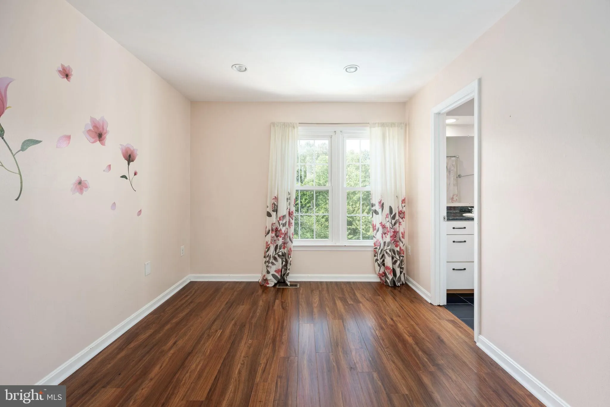 Woodbridge, Virginia 22192, United States, 2 Bedrooms Bedrooms, ,4 BathroomsBathrooms,Residential,Active,98378