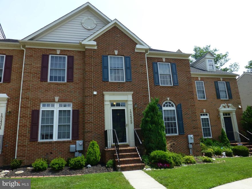 Renovated ** Fresh Paint ,Newish floors , Kitchen applianses and much more***Brick front 3BR/3.5 BA Preston TH , over 3,100sf living space. Gourmet kit w/stylish granite counters/island & plentiful maple cabs w/convenient pull out storage. Upstairs, the spacious owner s suite features a comfortable sitting area and an enormous walk-in closet that is sure to impress.  Private Deck *Finished LL w/bonus den/study & FB walks out to rear patio. Move in ready. Great Location.  Close to all the amenities .    ***********