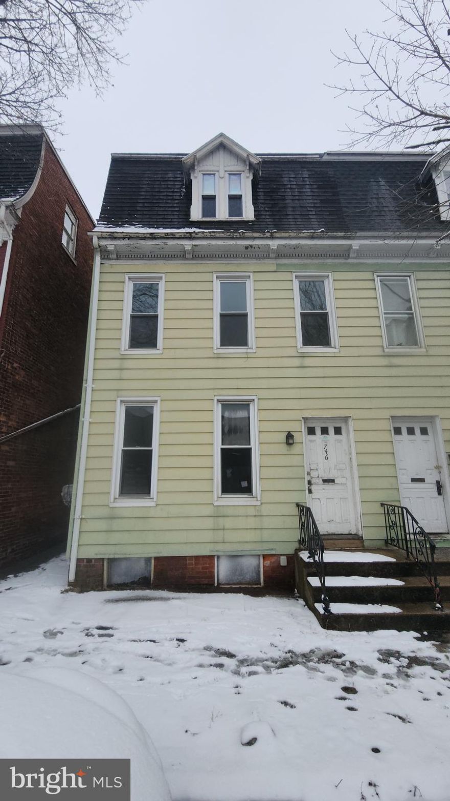 INVESTOR ALERT! Great opportunity to add to your portfolio. Spacious 3-unit home. You could rent all three units or live in one and rent the others! 1st floor unit is a 2 br 1 ba, 2nd floor is a 2-3 br 1 ba, and the 3rd floor is a 2 br 1 ba. 2 off-street parking spots available. Projected rents: Floor 1 - $1350, Floor 2 - $1350, Floor 3 - $1100.