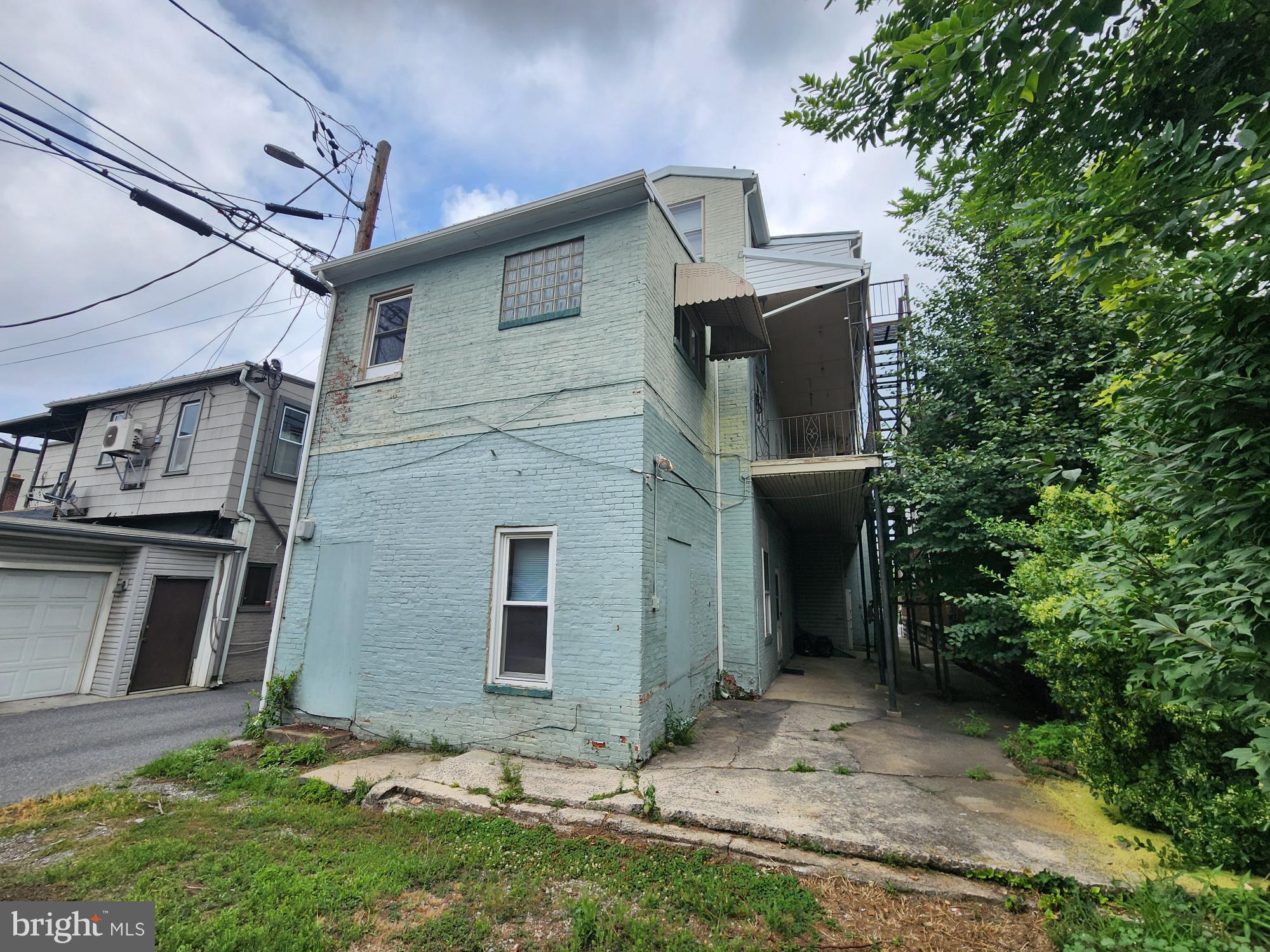 148 E QUEEN STREET