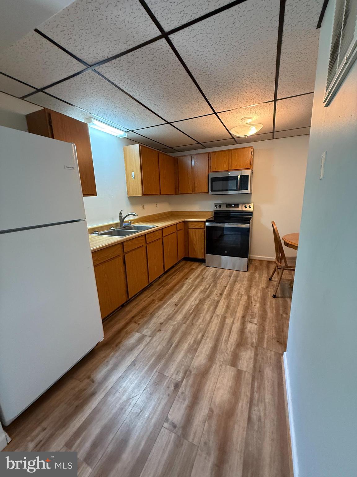2 BR, 1BA lower level apartment for rent. With almost 1,000 square feet of living space you will have your own entrance, parking spaces, and back yard area. 2 very spacious bedrooms, generous kitchen with table space, and large living area. Renter must obtain their own cable and pay 1/3 of electric bill. Washer/dryer in unit and new oven just purchased.