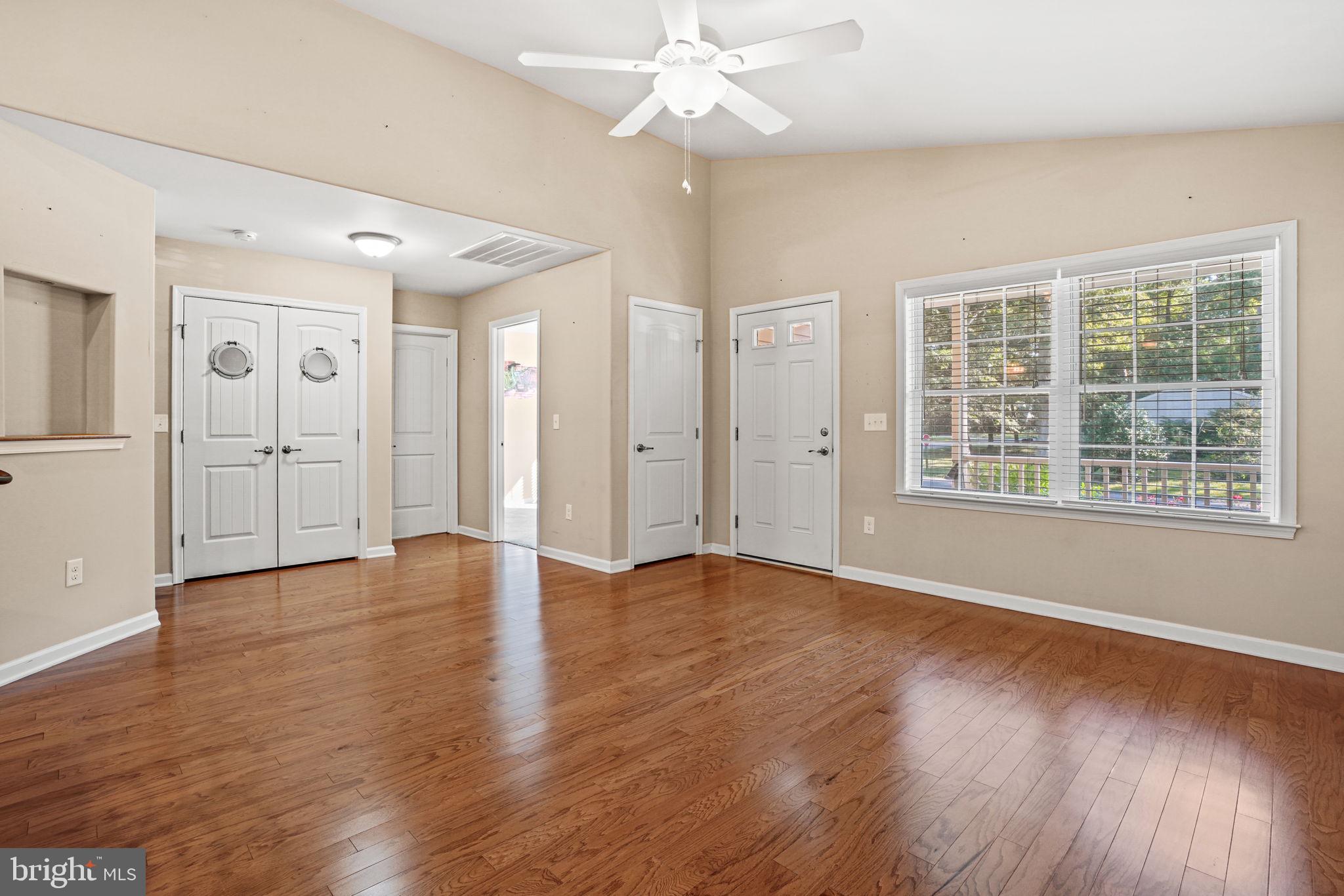 CAPTAIN'S COVE - Residential