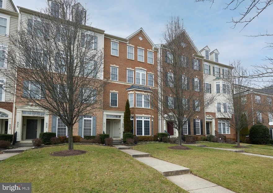 BAMMM!!! MOVE-IN-READY!! ONE-CAR GARAGE MODERN TOWNHOME IN HIGHLY SOUGHT-AFTER HIDDEN CREEK!!... This three-bedroom, 2 full and 1 half bath light-filled beauty has  NEW HARDWOOD FLOORS, is FRESHLY painted, Recessed Lighting, Stainless Steel Appliances, and MORE!!  This property has the perfect setup for working from home! When you enter from the street (ample parking for you and guests), you will be welcomed into a gorgeous open-concept main level. The sunny, spacious living room is perfect for everyday living! The chef's eat-in kitchen is graciously appointed with stainless steel appliances, elegant cabinetry, and granite counters! Retreat the newly carpeted stairs to the second level, boasting gleaming hardwood floors. On this level, you will find a spacious primary suite with a private bathroom and walk-in closet. Two additional light-filled bedrooms share a hall full bath. Your laundry is also on this level! Hidden Creek is a neighborhood gem located in the heart of Montgomery County. The community features tot lots, trails, a pool, a clubhouse, and a gym! Easy access to all major commuter routes! Less than ten minutes to Shady Grove Metro, 1-270, and the ICC. One mile to MARC Train. Only 10 minutes to the Kentlands, Rio, and Downtown Crown for ample dining, shopping, and entertainment opportunities...GREAT LOCATION & GREAT VALUE!!! PLEASE NOTE,, THE SELLERS ARE IN THE PROCESS OF PURCHASING AND INSTALLING A NEW DISHWASHER!!! THIS IS A MUST SEE!!