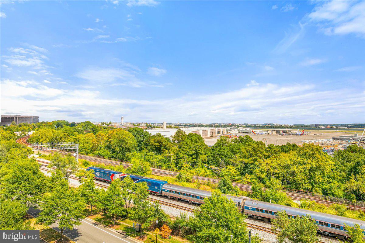 ECLIPSE ON CENTER PARK - Residential