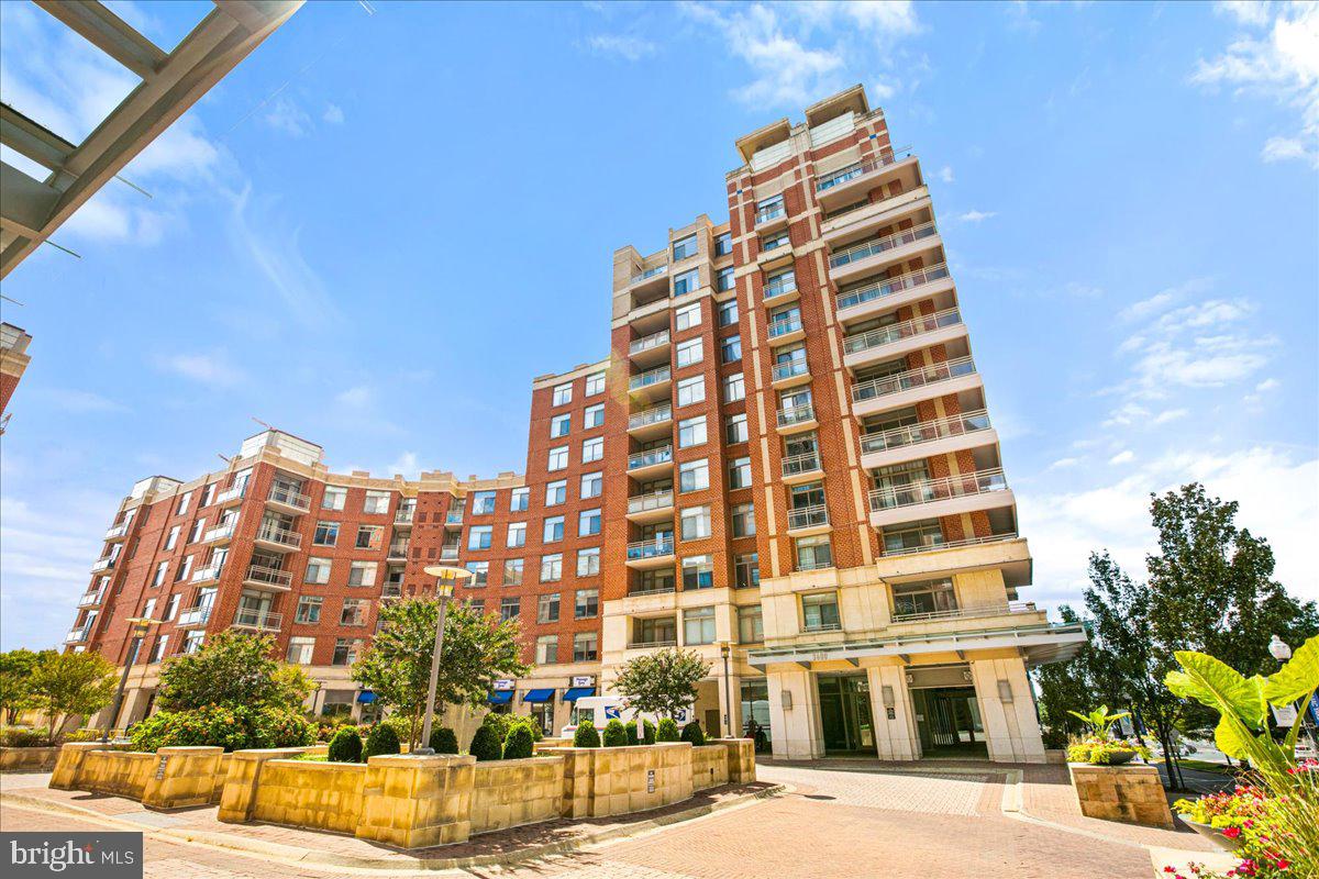 ECLIPSE ON CENTER PARK - Residential