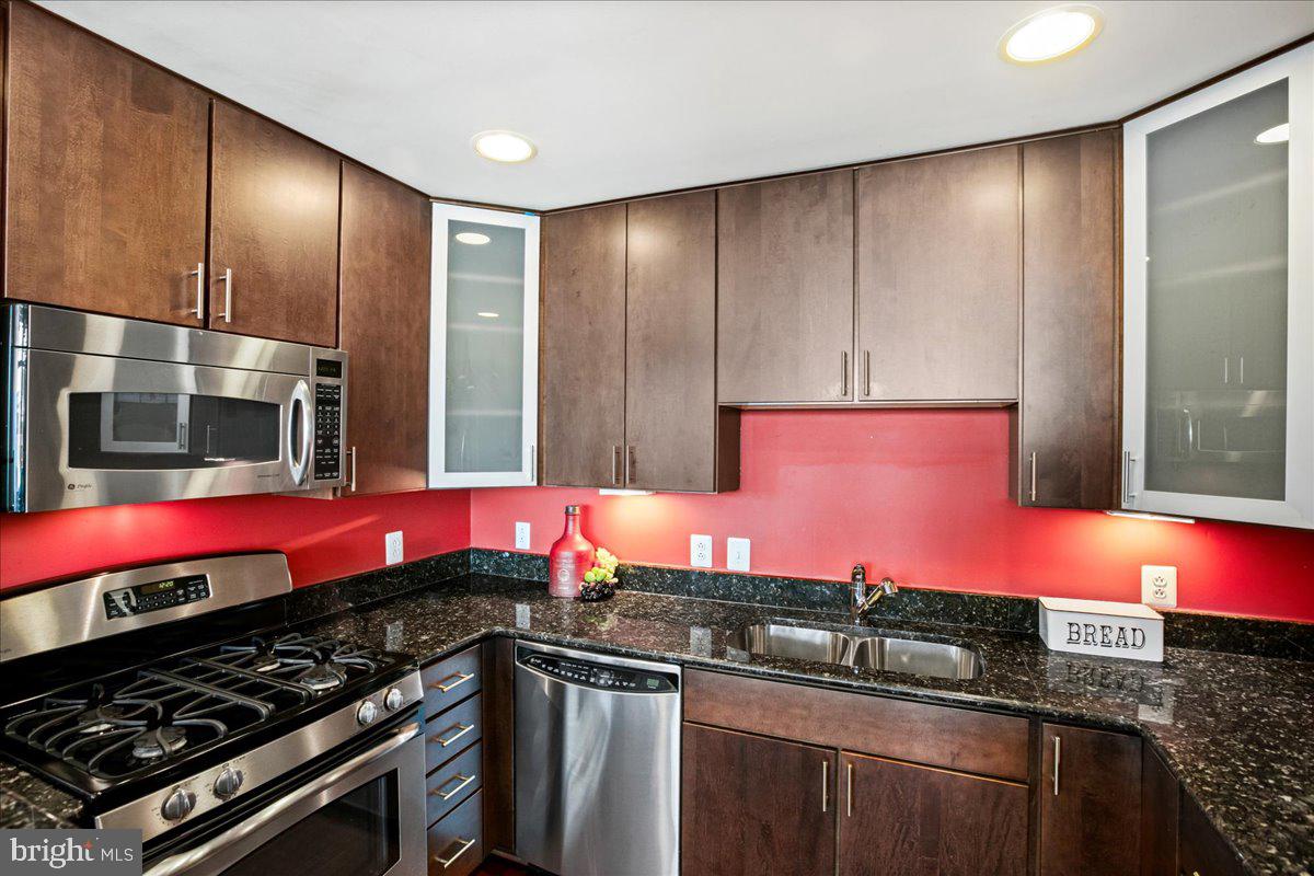 ECLIPSE ON CENTER PARK - Residential