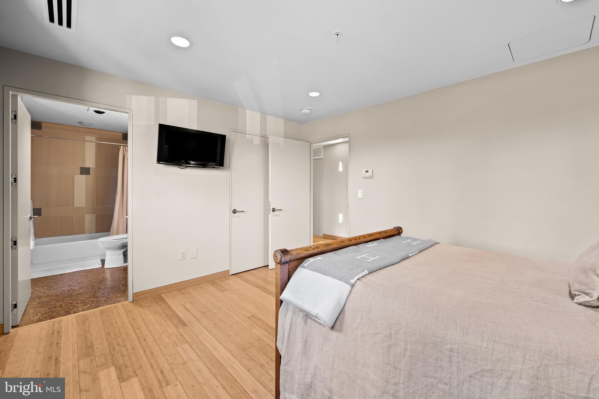 HARBOR EAST - Residential